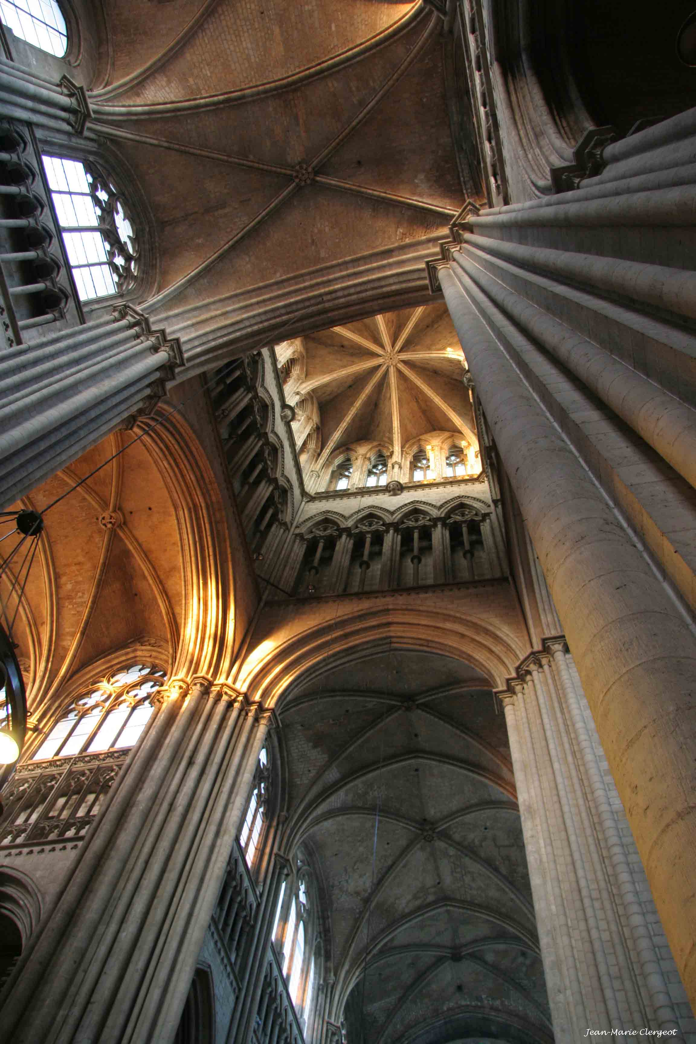 2005 839 - (Rouen) La cathédrale - La tour-lanterne (51m du sol à la clef de voûte)