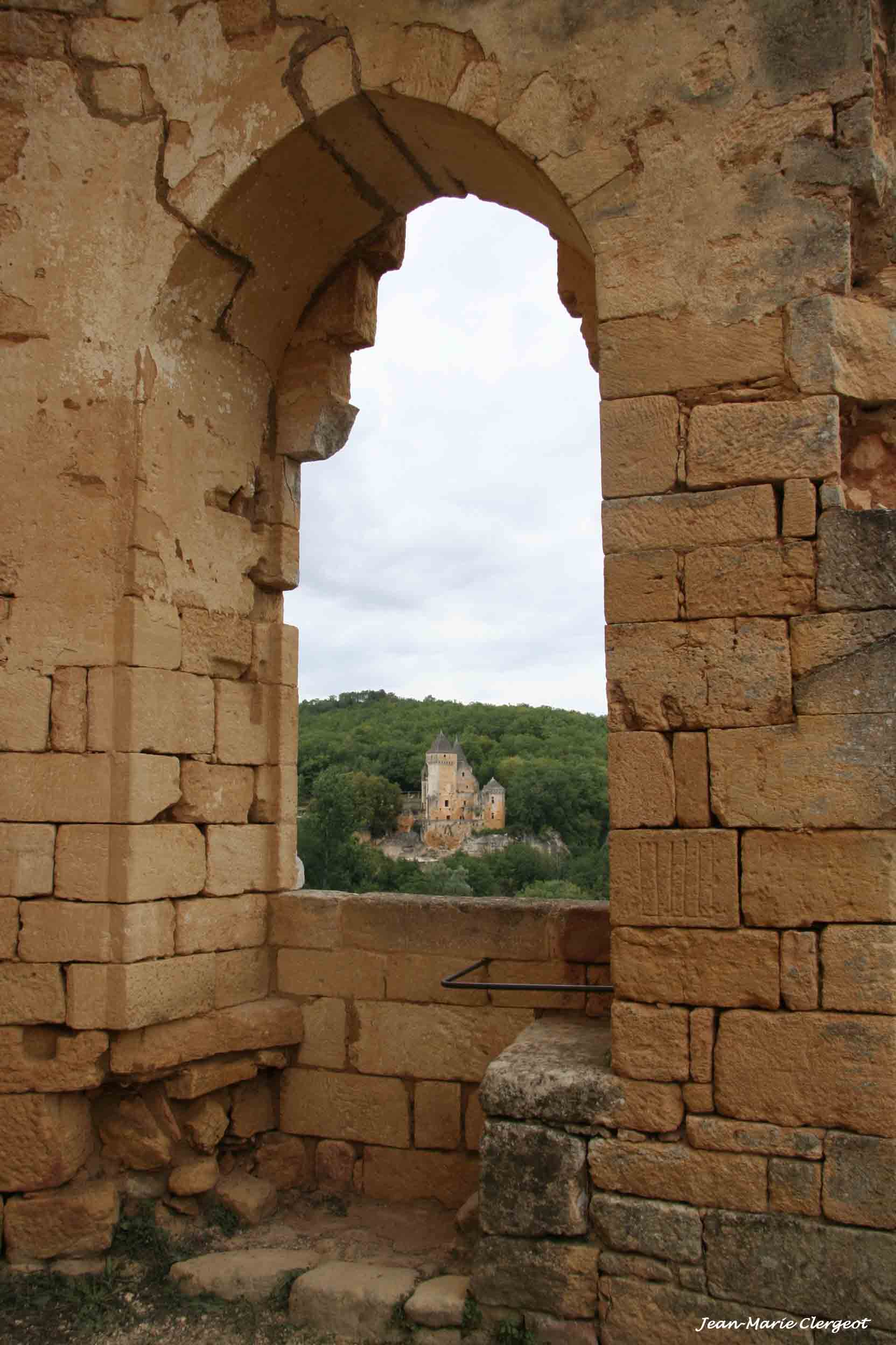 2006 994 - (Commarque) La Forteresse oubliée