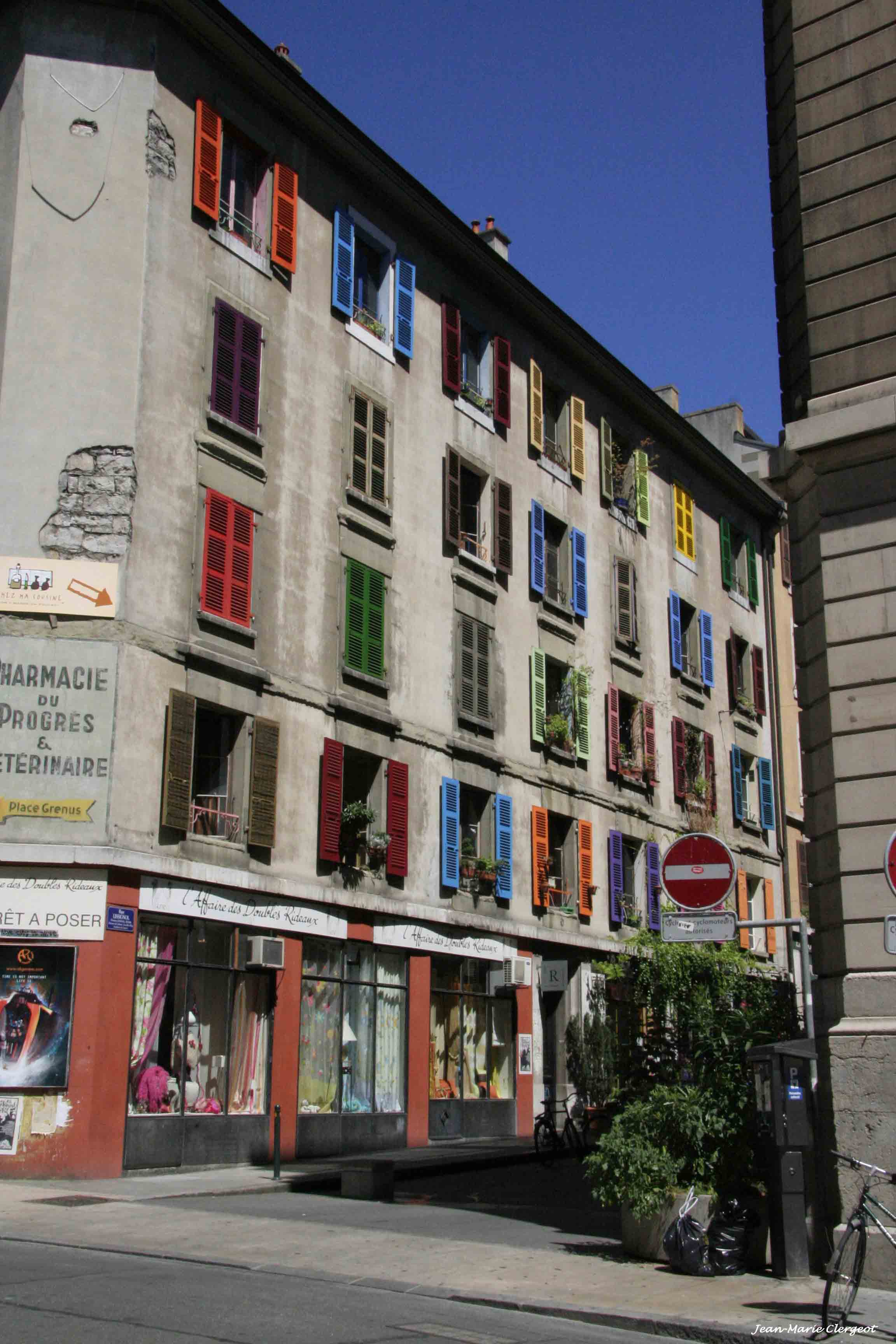 2008 0816 - (Genève) Fenêtres colorées rue Paul Bouchet : faites votre choix !