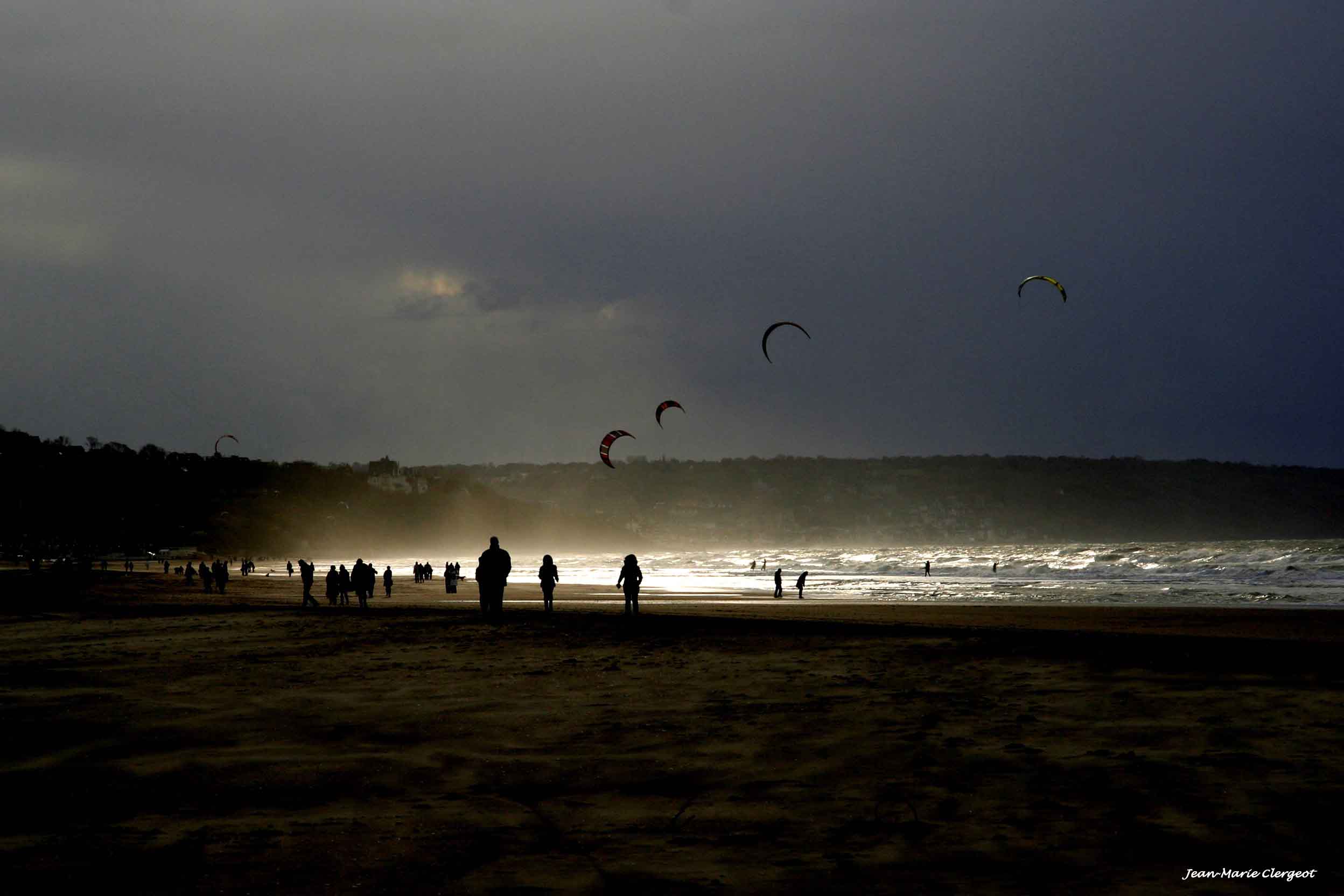 2009 1629 - (Deauville) Lumière sur la plage et les kitesurfeurs