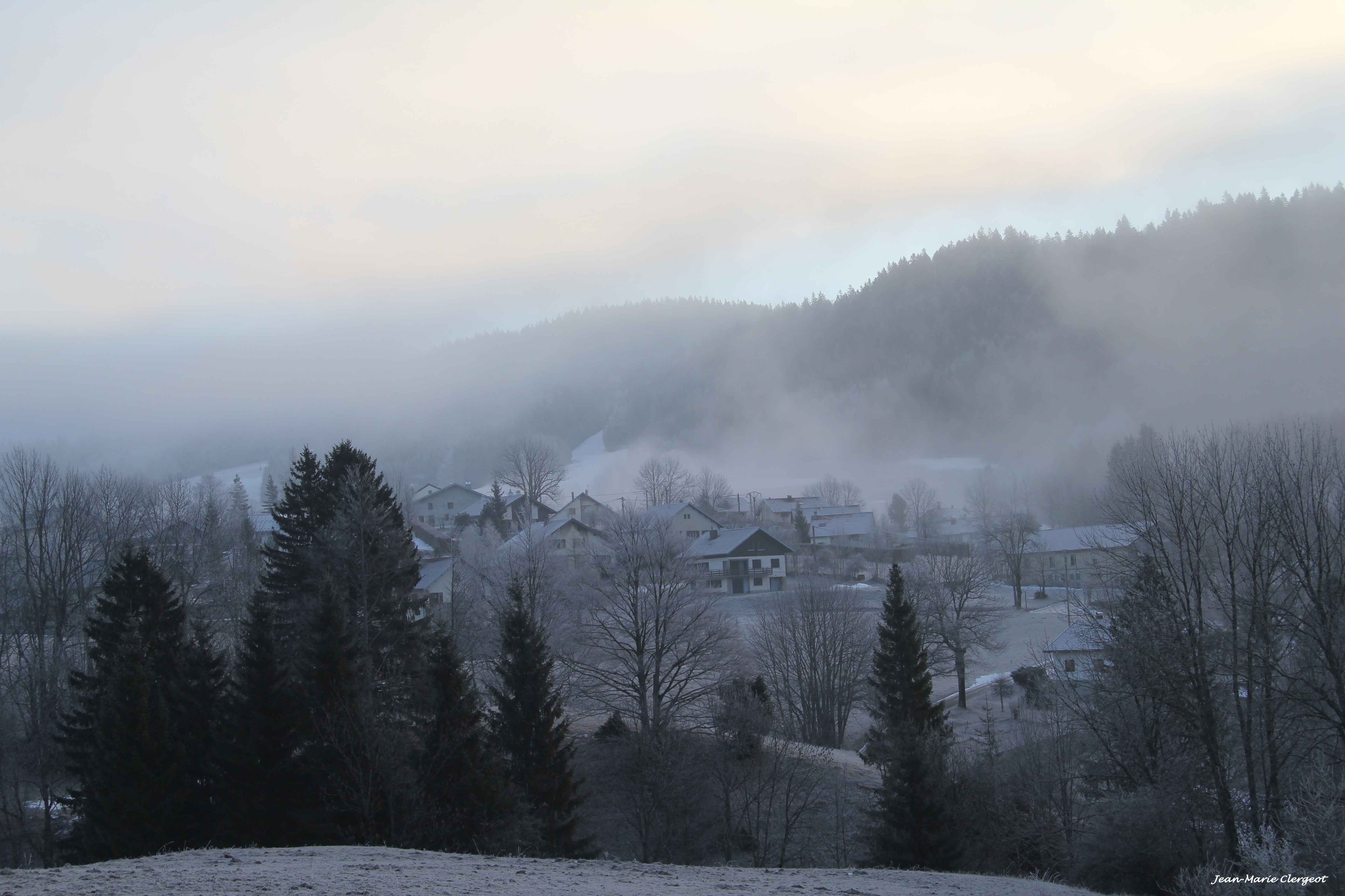 2011 0038 - (Bellefontaine) Le village sous la brume et le givre