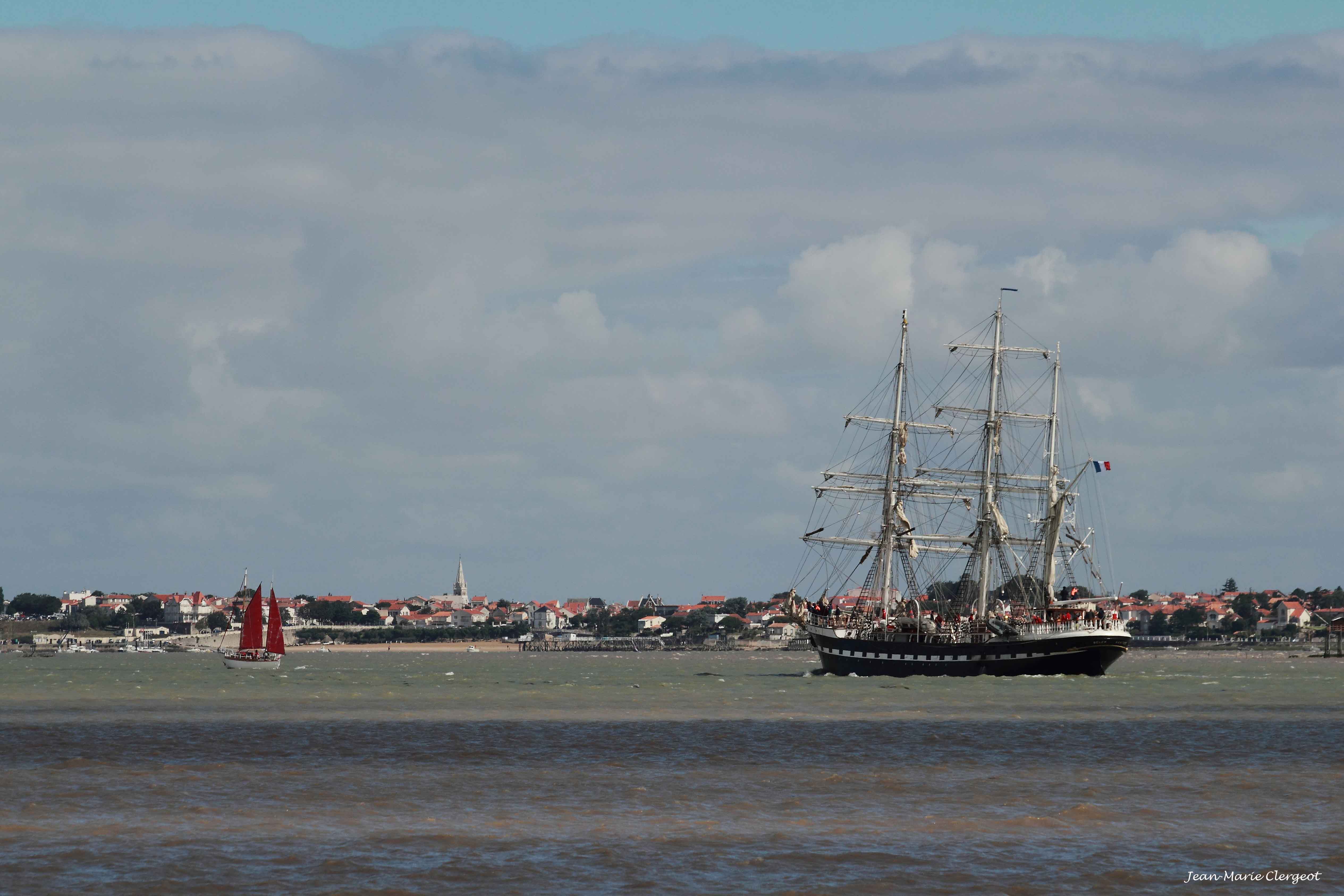 2012 0770 - (Port-des-Barques) Belem s'éloignant dans le soleil