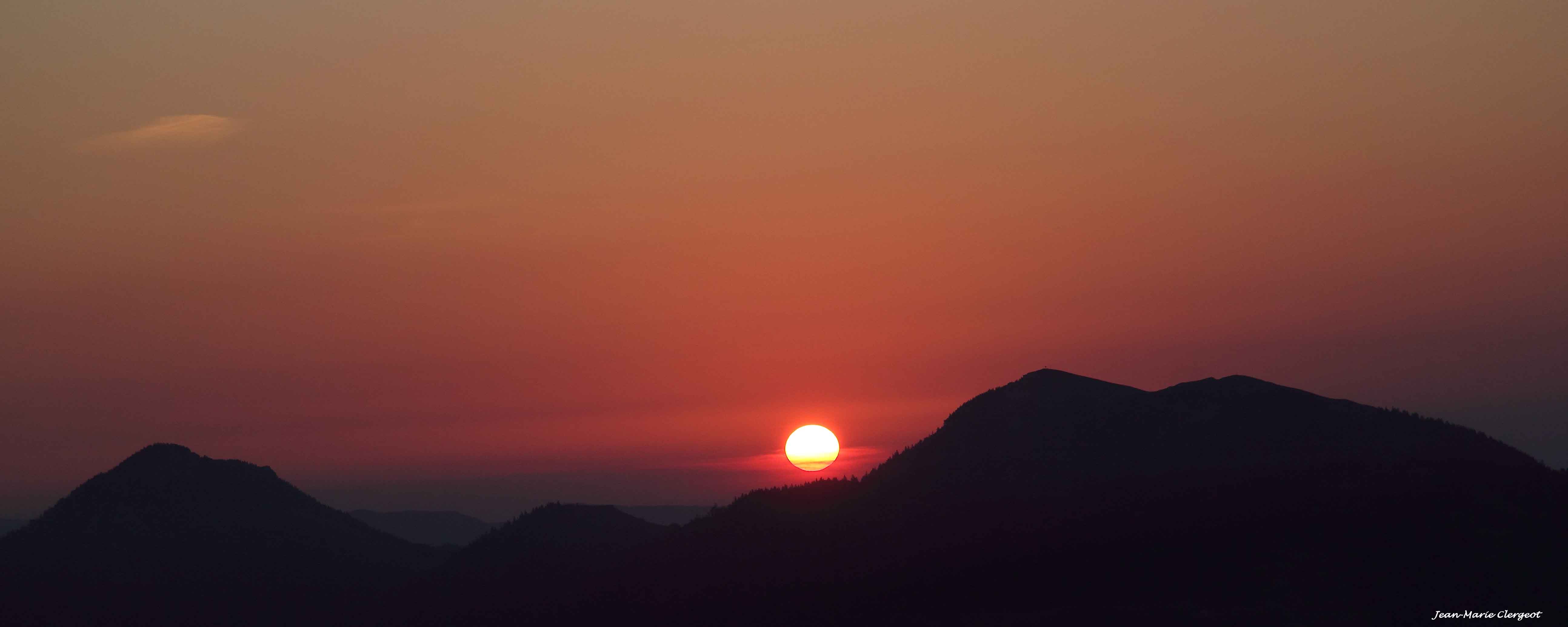 2012 0926 - (Métabief) Lever de soleil au Mont d'Or - Le voilà derrière le Mont de Baulmes