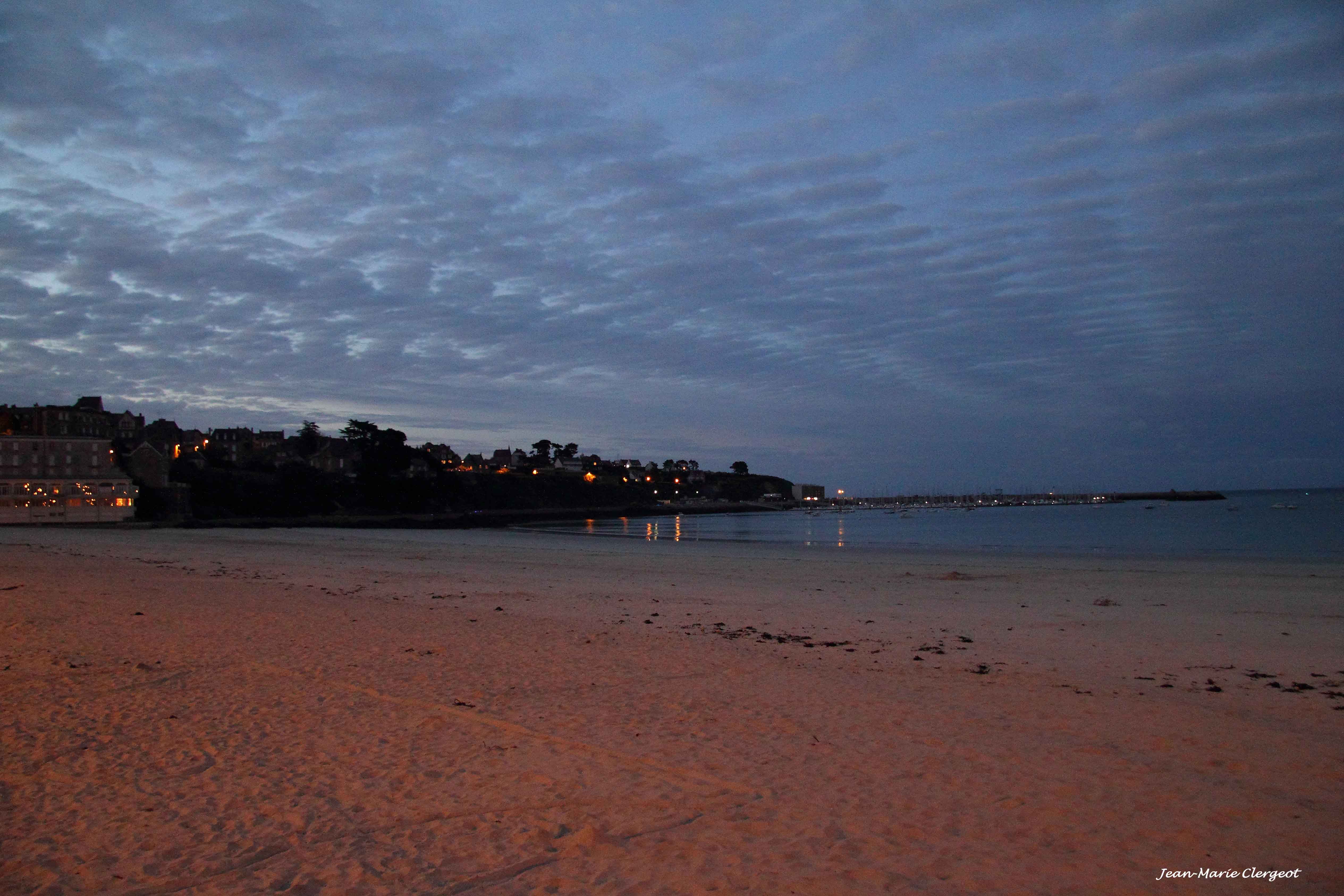 2014 0428 - (Saint-Cast-le-Guildo) Plage éclairée par les lumières de la ville