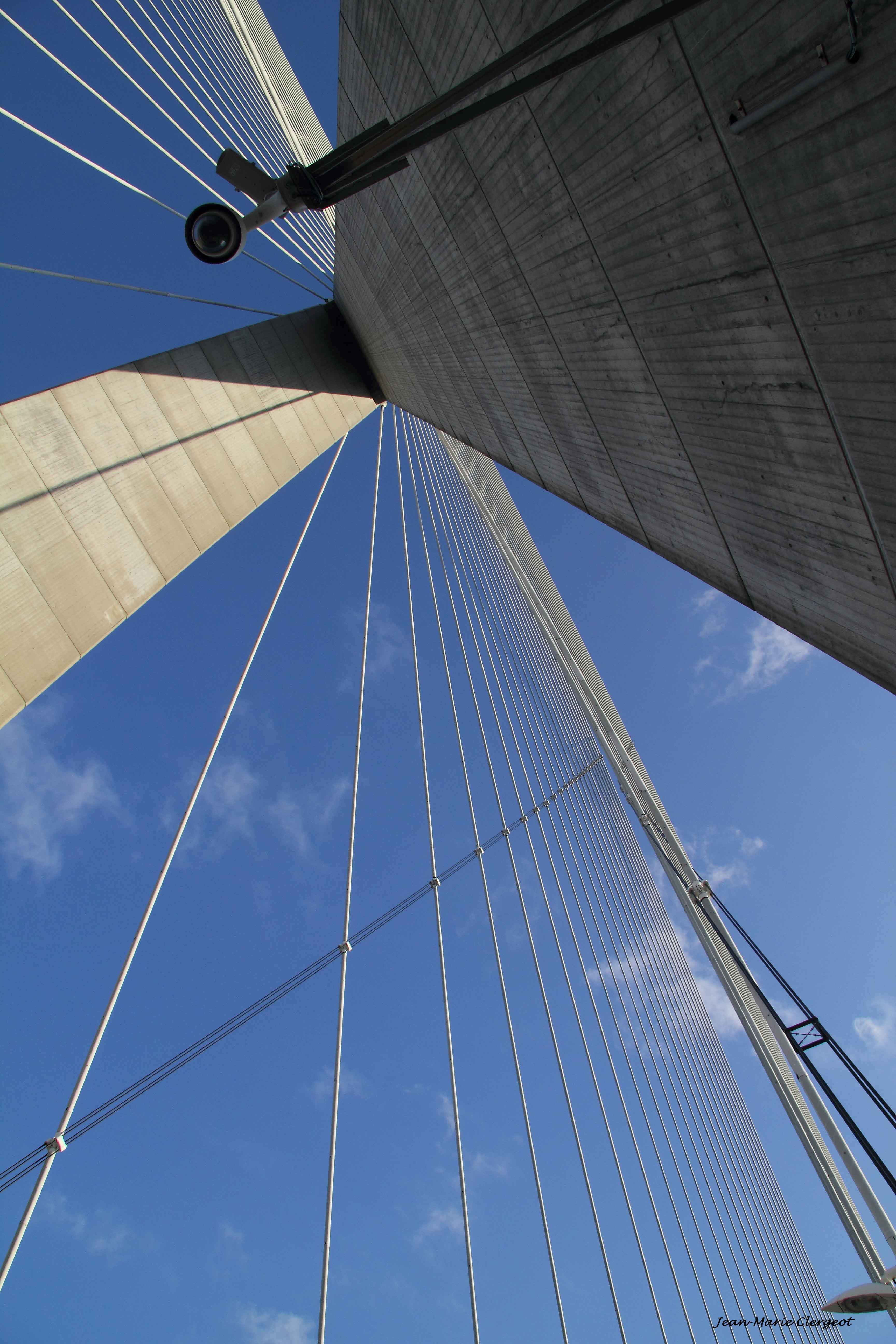 2014 1490 - (Pont de Normandie) Béton et filins ou le pilier vu du bas !