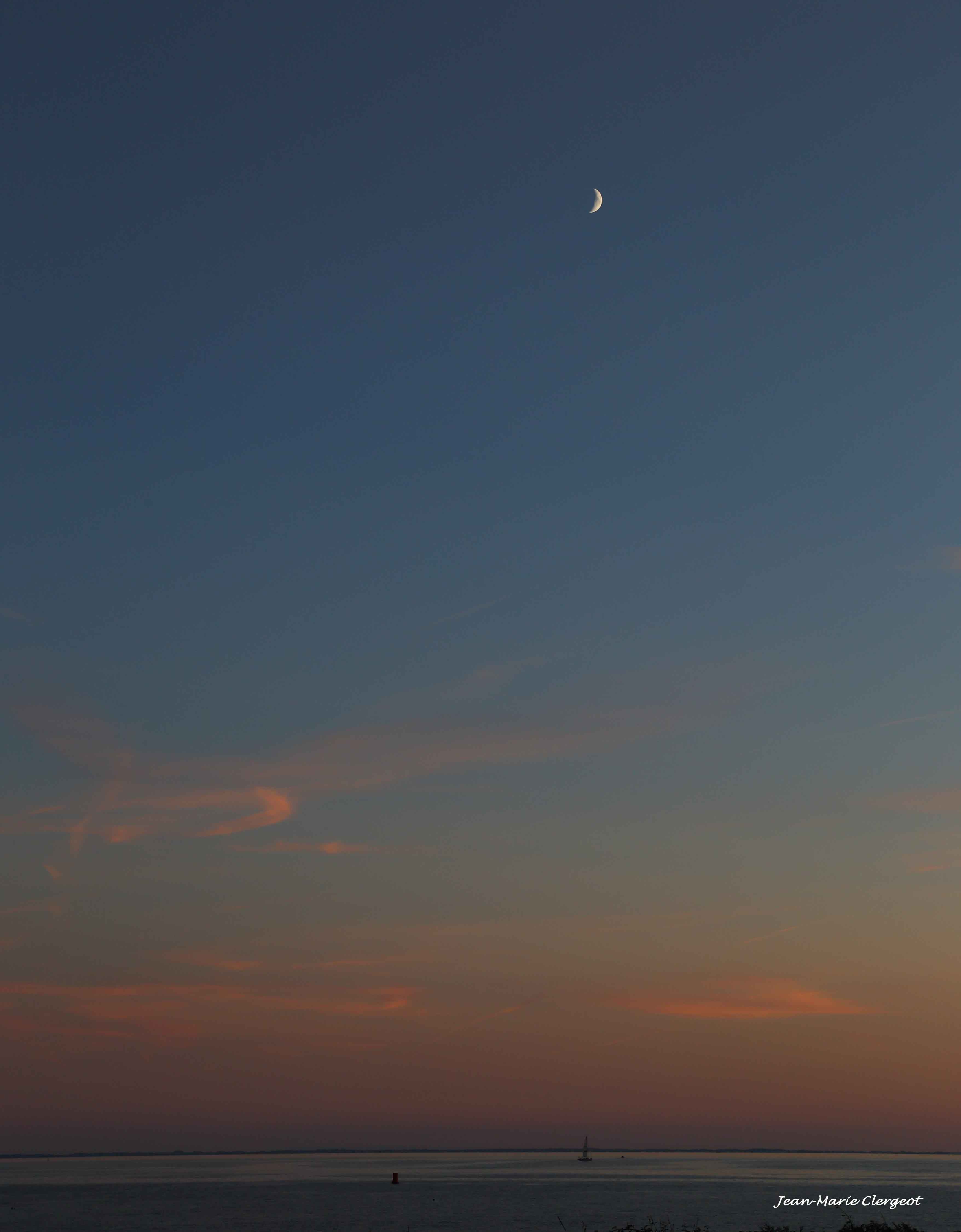 2015 1313 - (Arzon) Sur le chemin de la Corniche - Quand le soleil se couche, la lune se lève