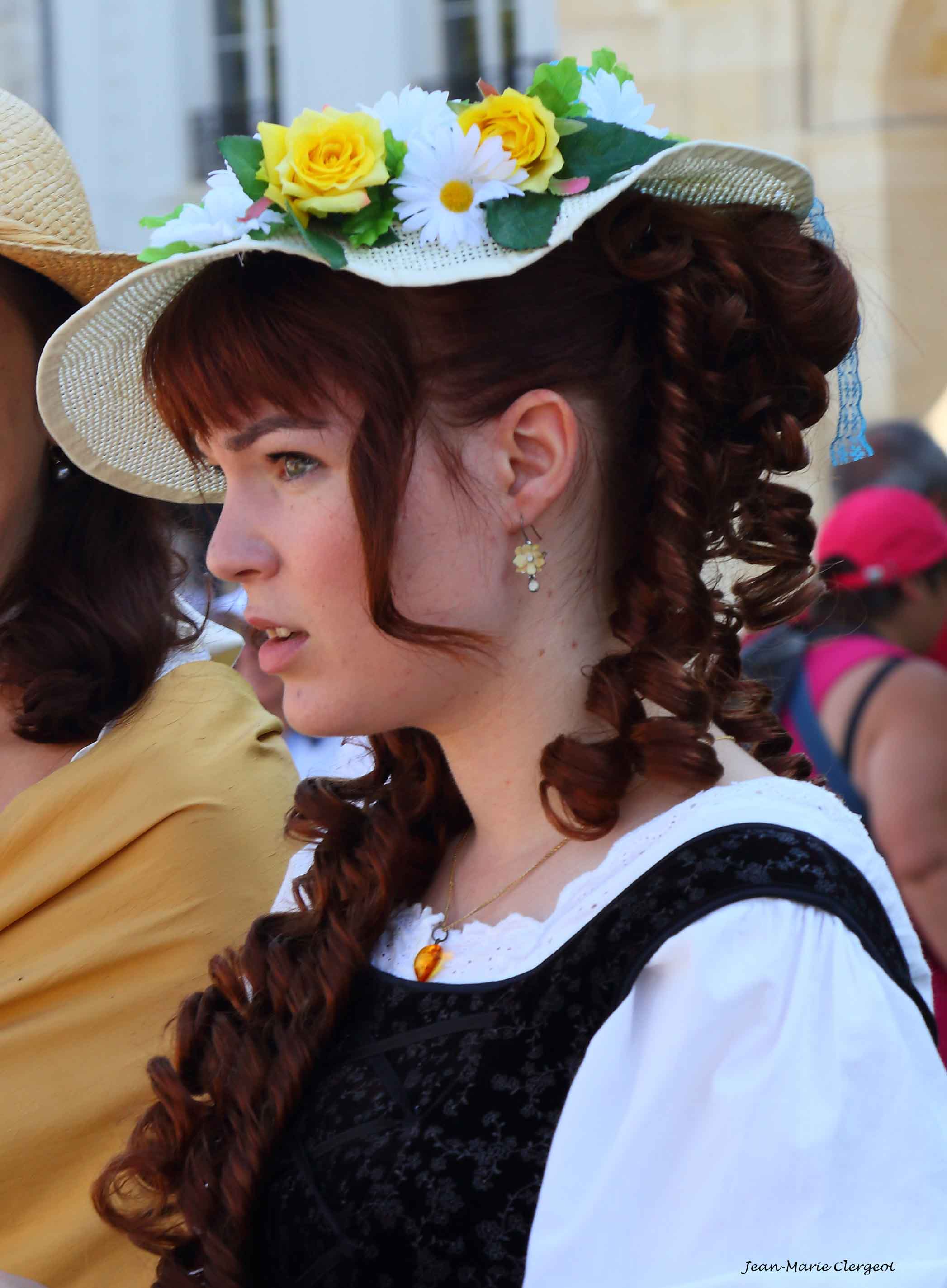 2015 1523 - (Rochefort) Fête pour retour de l'Hermione - Belle rousse en costume du XVIIIe !