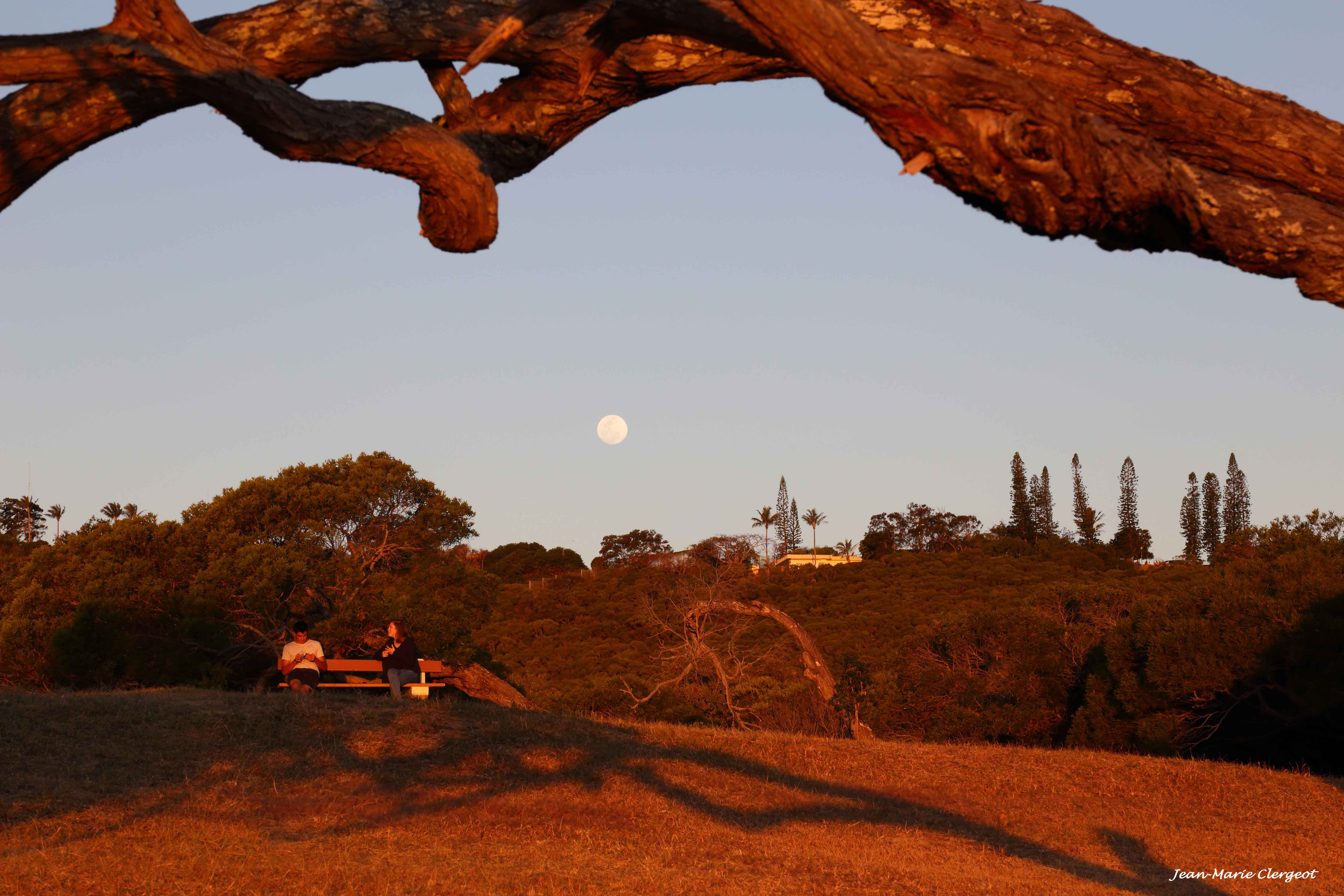 2015 1926 - (Nouméa) Sommet du Ouen Toro - Le soleil se couche... et la lune se lève