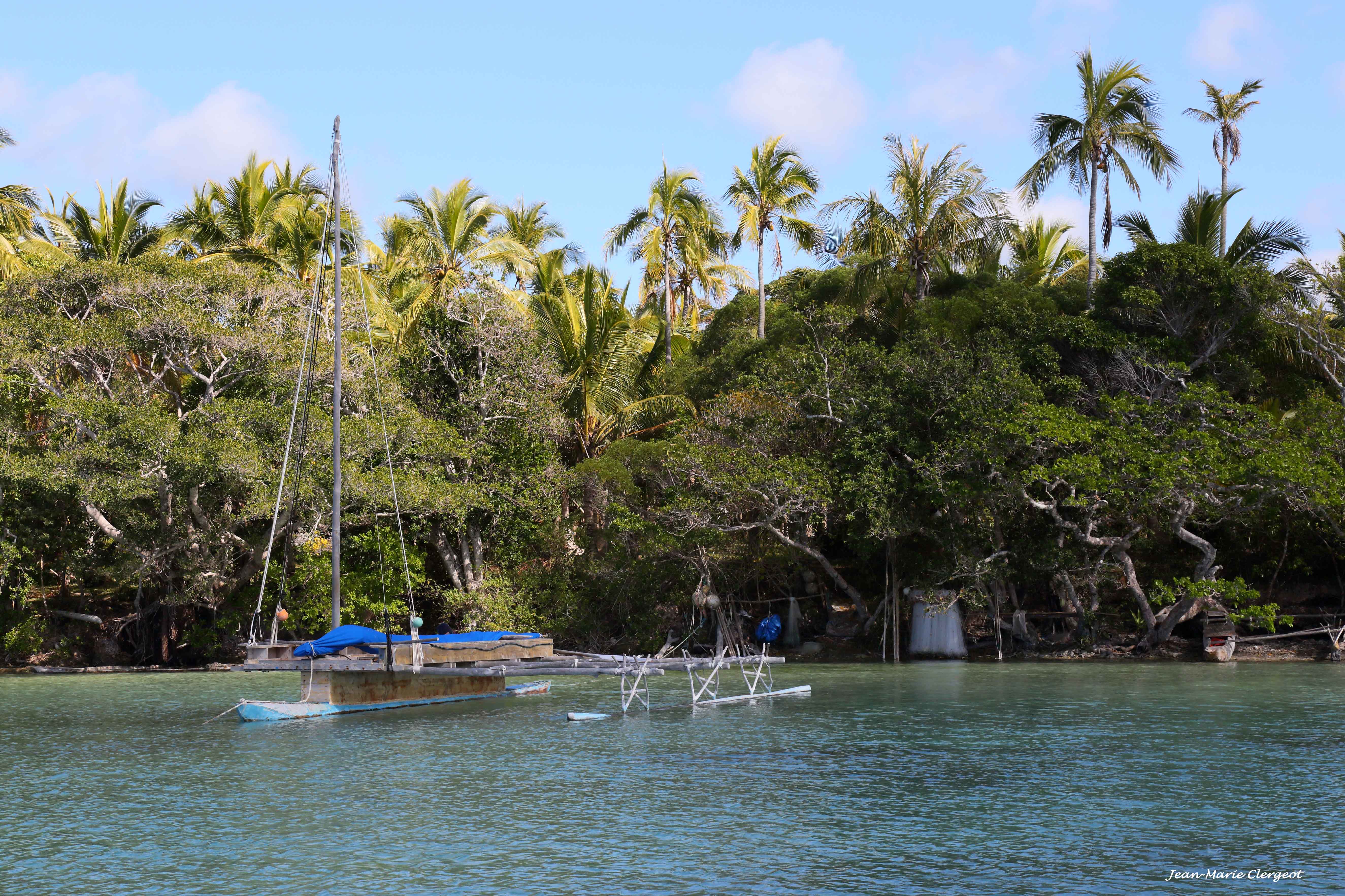 2015 2135 - (Kunyié ou Ile des Pins) Baie d'Upi - Pirogue à l'ancre