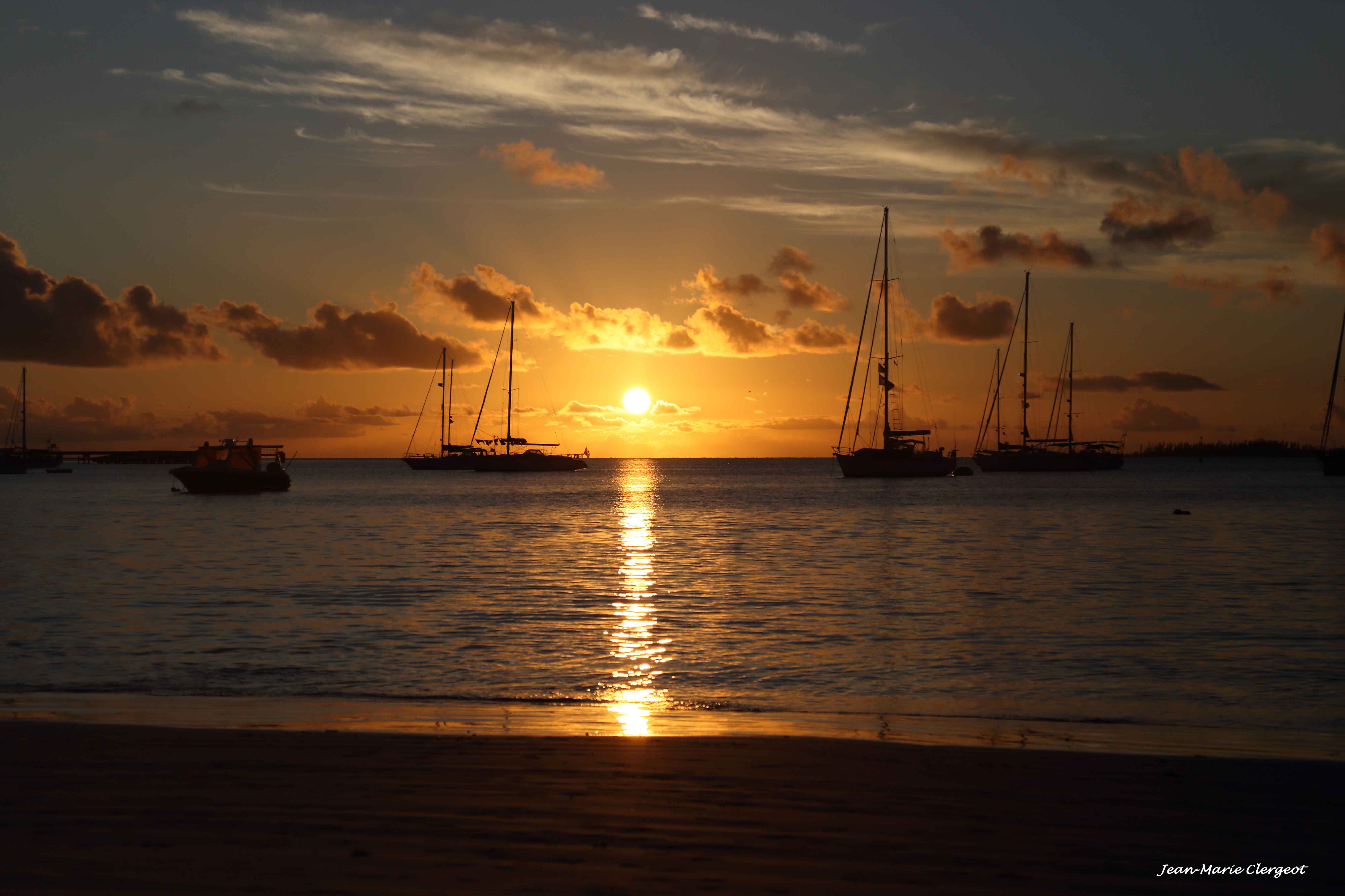 2015 2202 - (Kunyié ou Ile des Pins) Baie de Kuto - Premier coucher de soleil