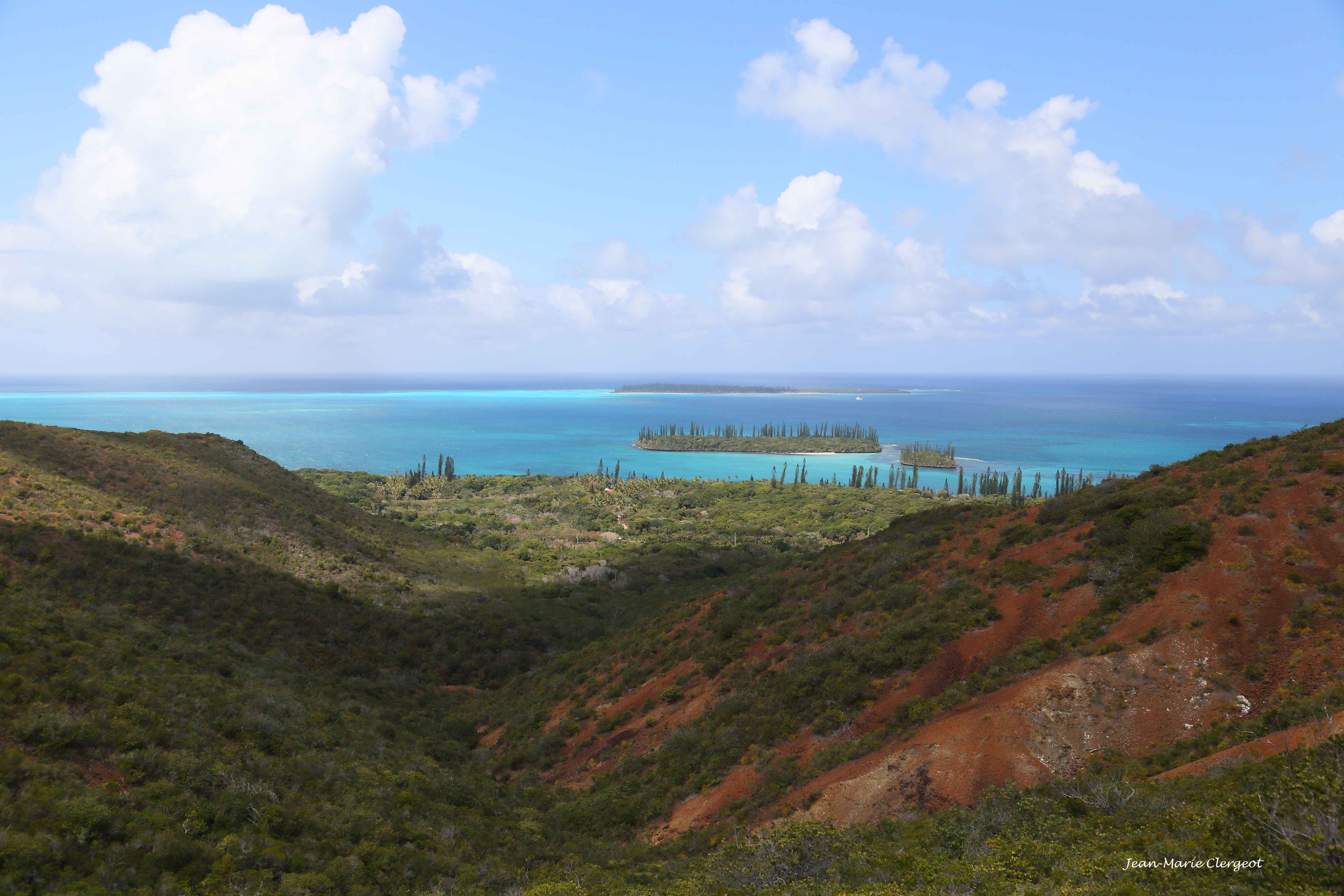 2015 2213 - (Kunyié ou Ile des Pins) L'ile Aventure et l'ilot Brosse depuis le Pic Nga