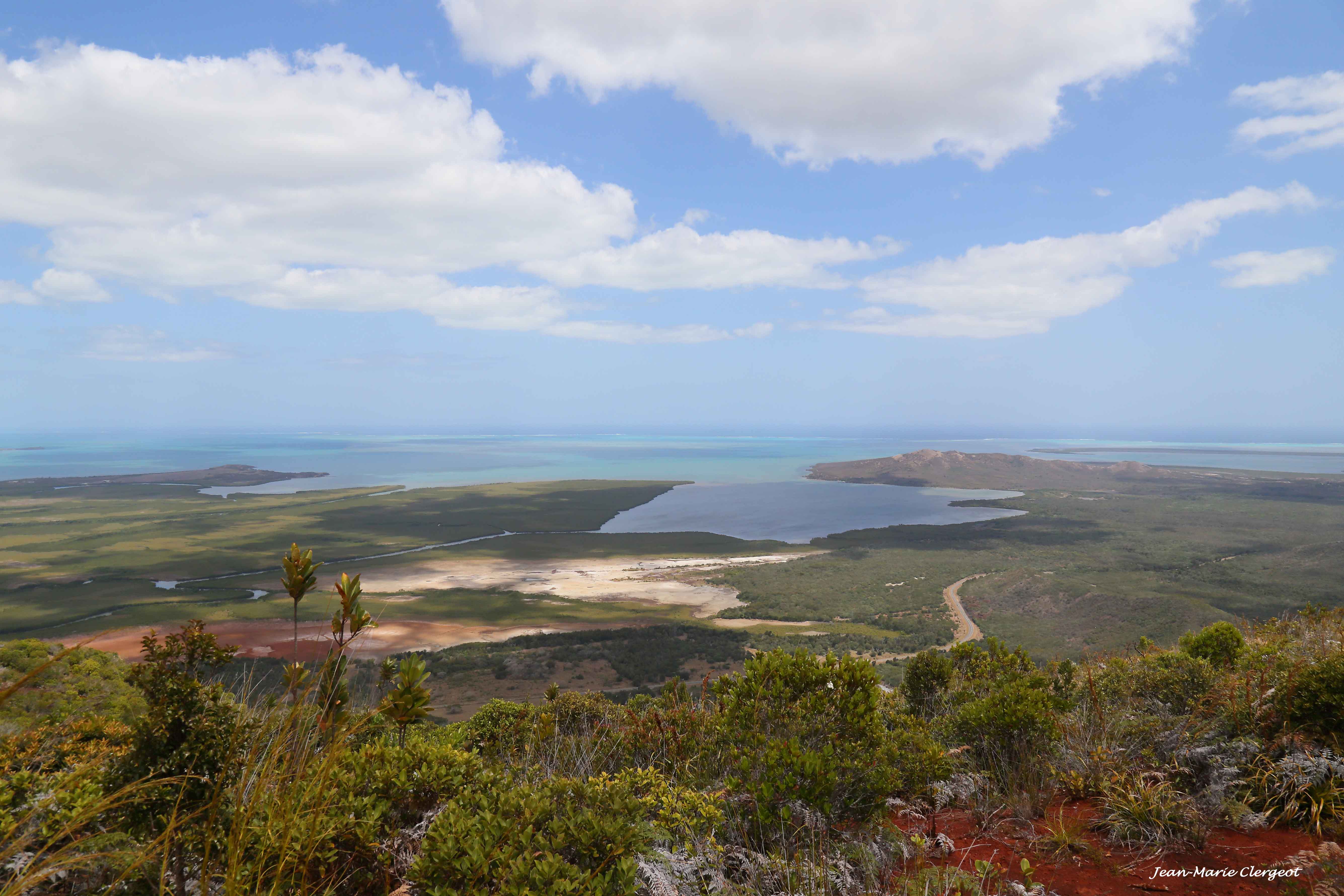 2015 2364 - (Koné) Mont Koniambo - Sur le chemin de la cote 400 - Vue sur la Baie de Katavilli