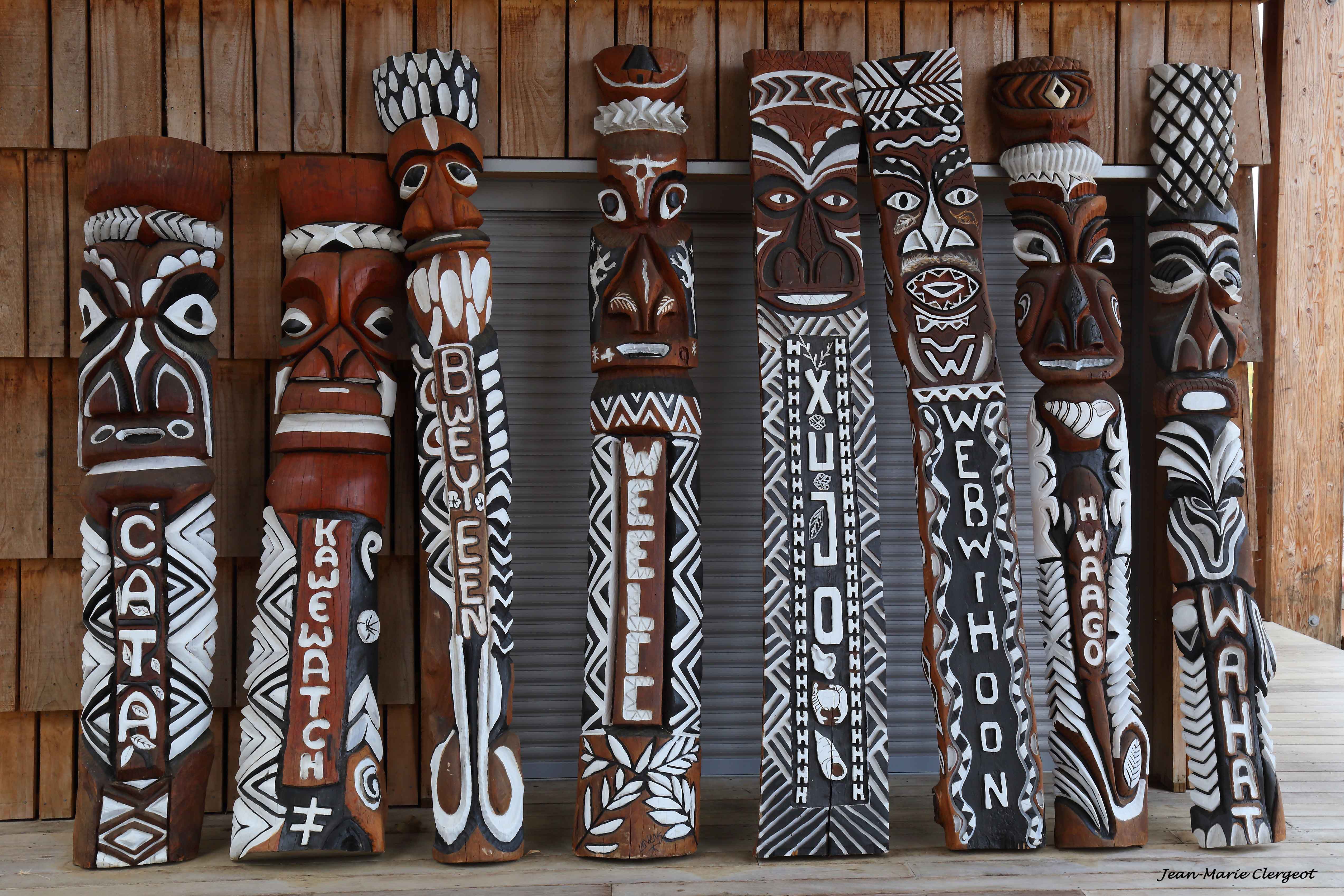 2015 2375 - (Koné) Centre culturel provincial - Totems kanaks