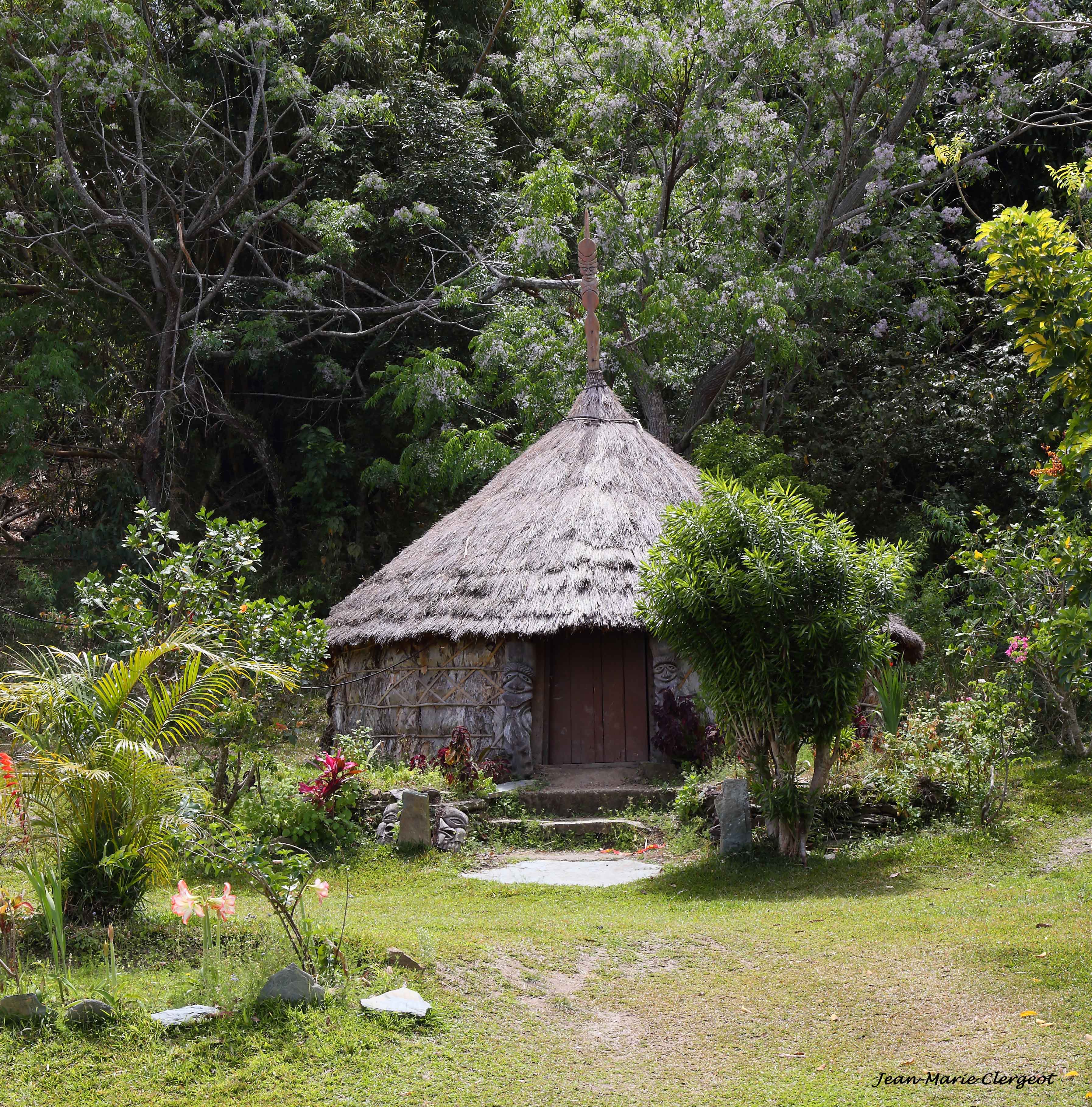 2015 2412 - (Atéou) Une autre case traditionnelle du village