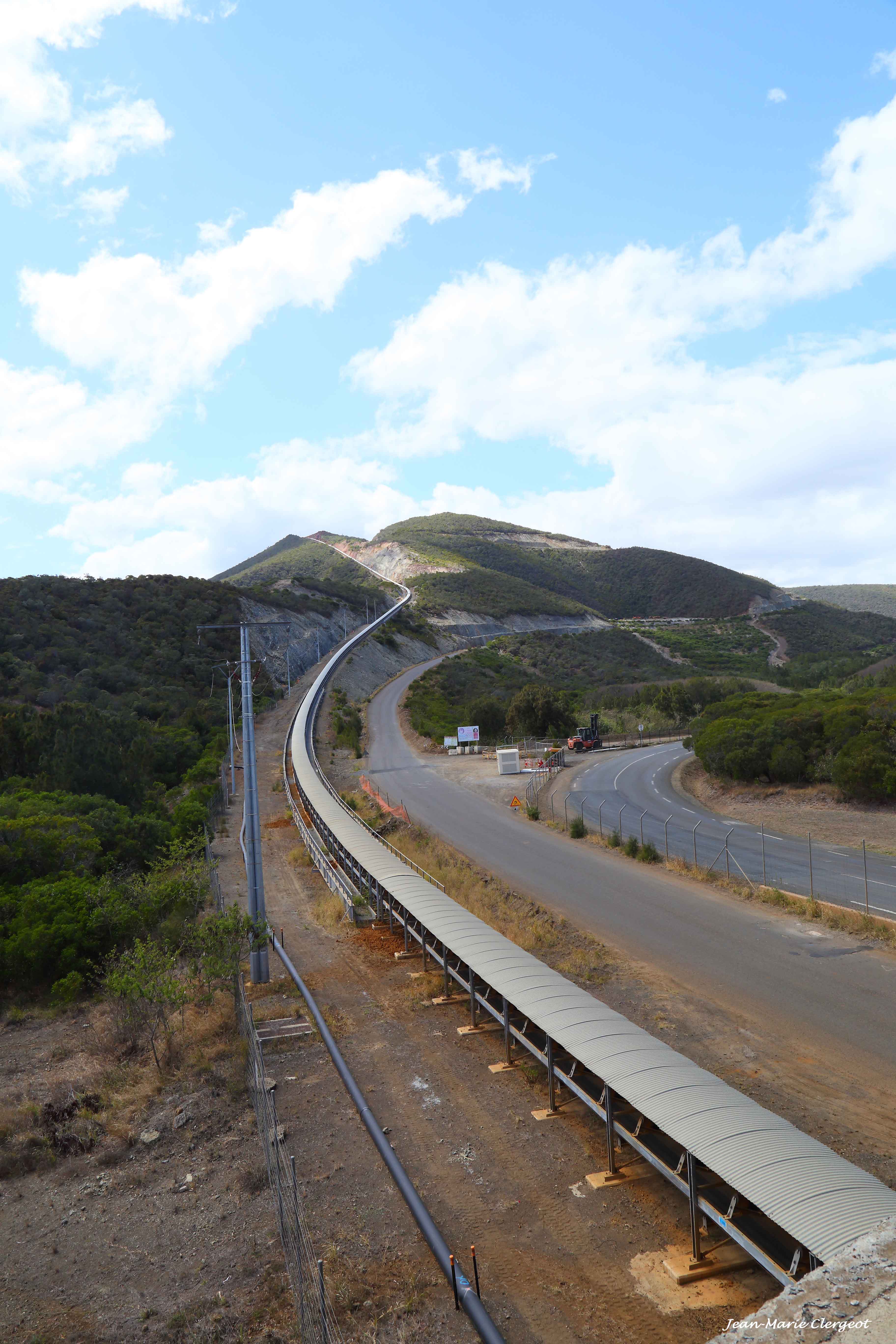 2015 2437 - (Oudjo) Route RT1 - Mine de nickel - Le tapis roulant qui descend de la mine à l'usine !