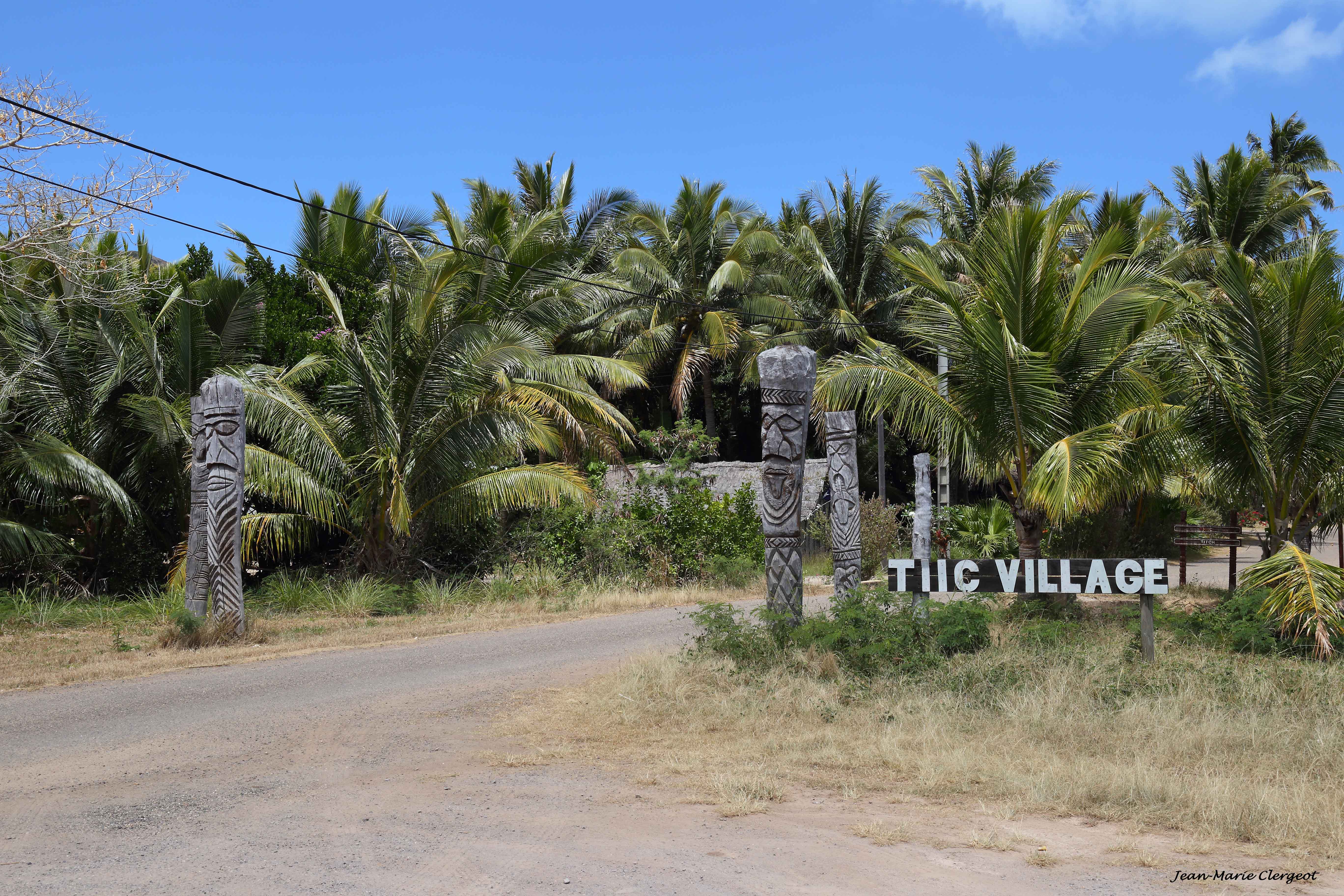 2015 2498 - (Poum) Pointe Nariah - Au bout de la piste, le village de Tiic