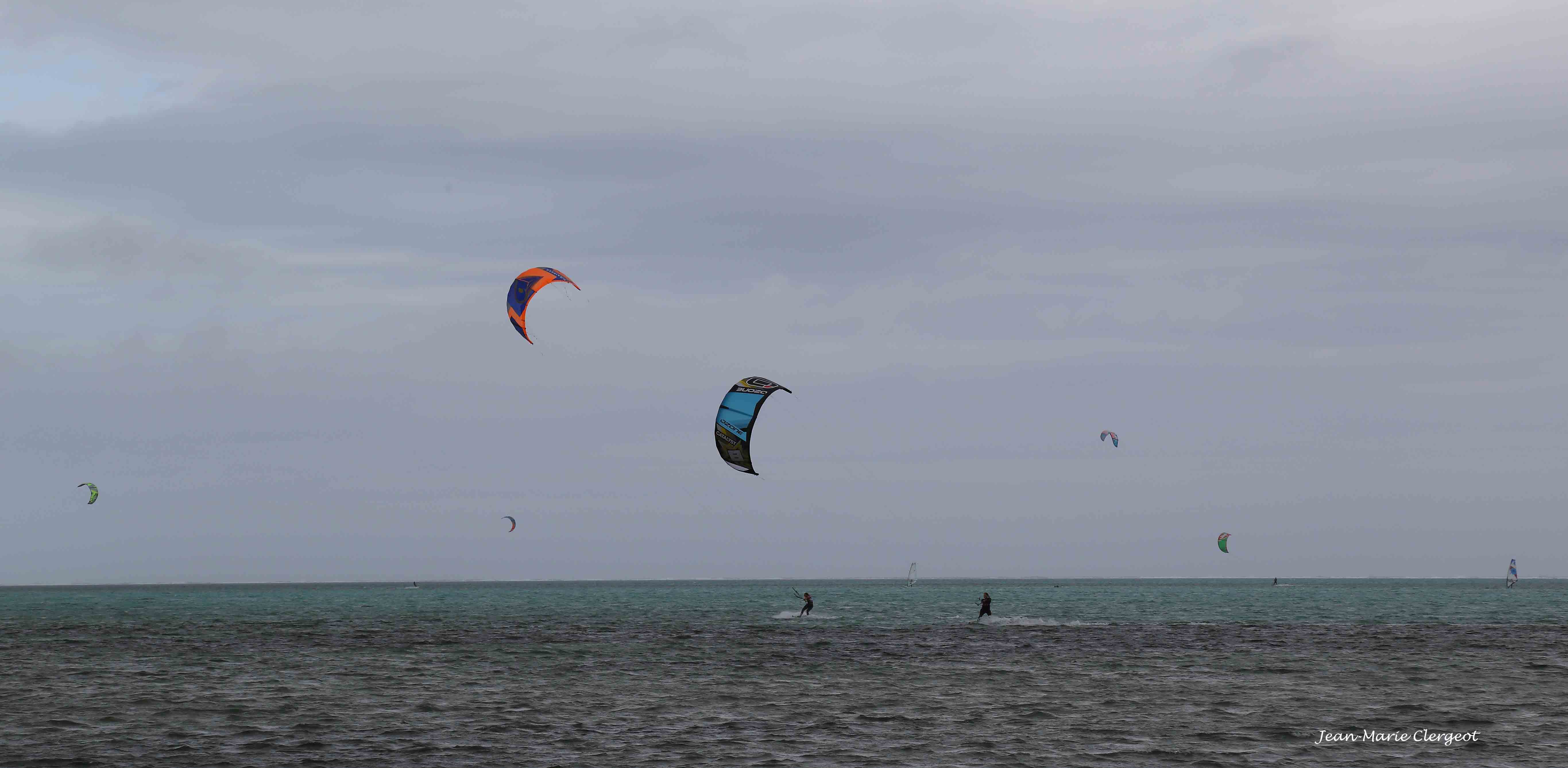 2015 2872 - (Poé) Kite surfeur sur le lagon