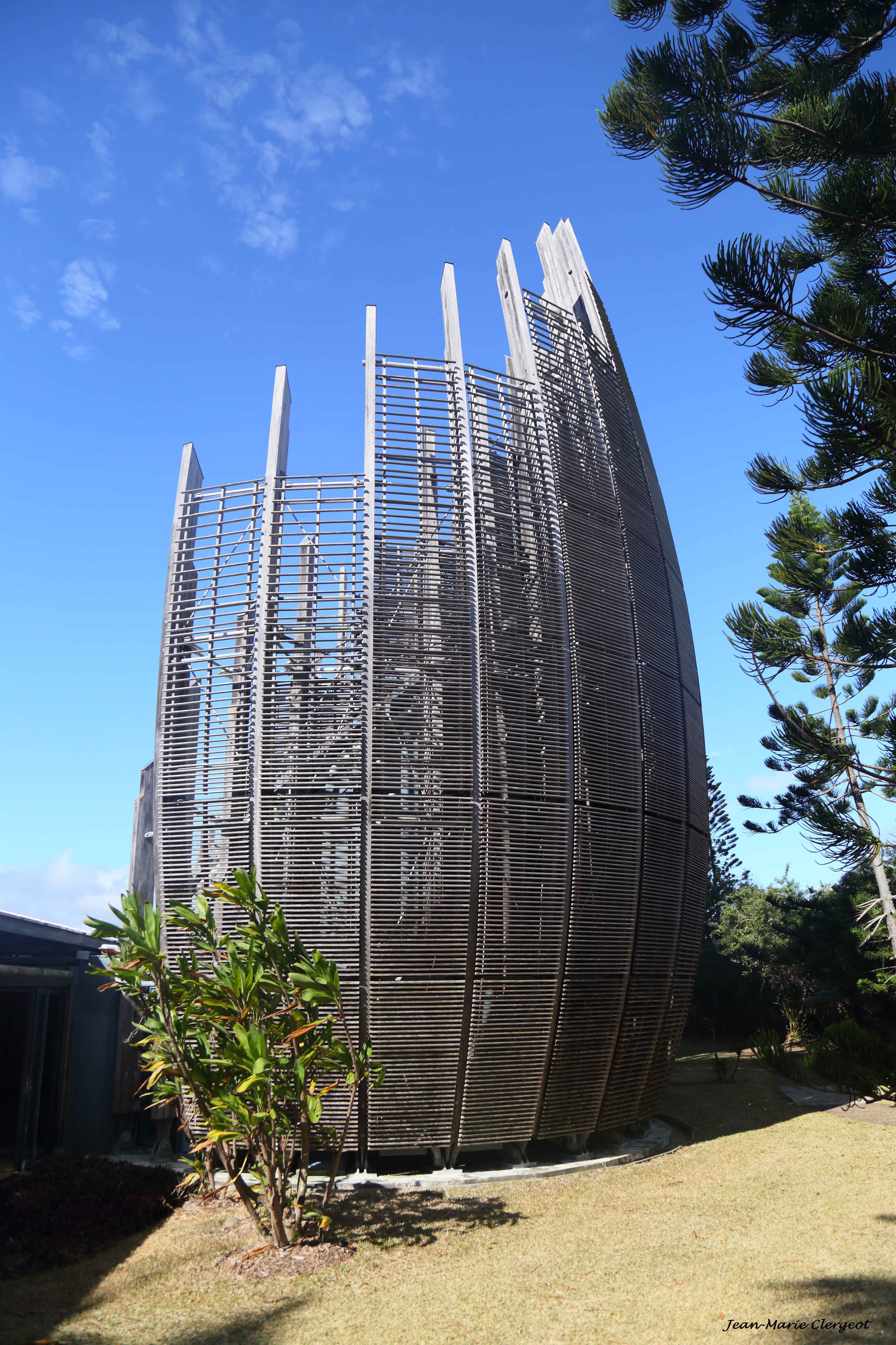 2015 2965 - (Nouméa) Centre Culturel JM Tjibaou - Le Centre avec sa struture inspirée des cases traditionelles