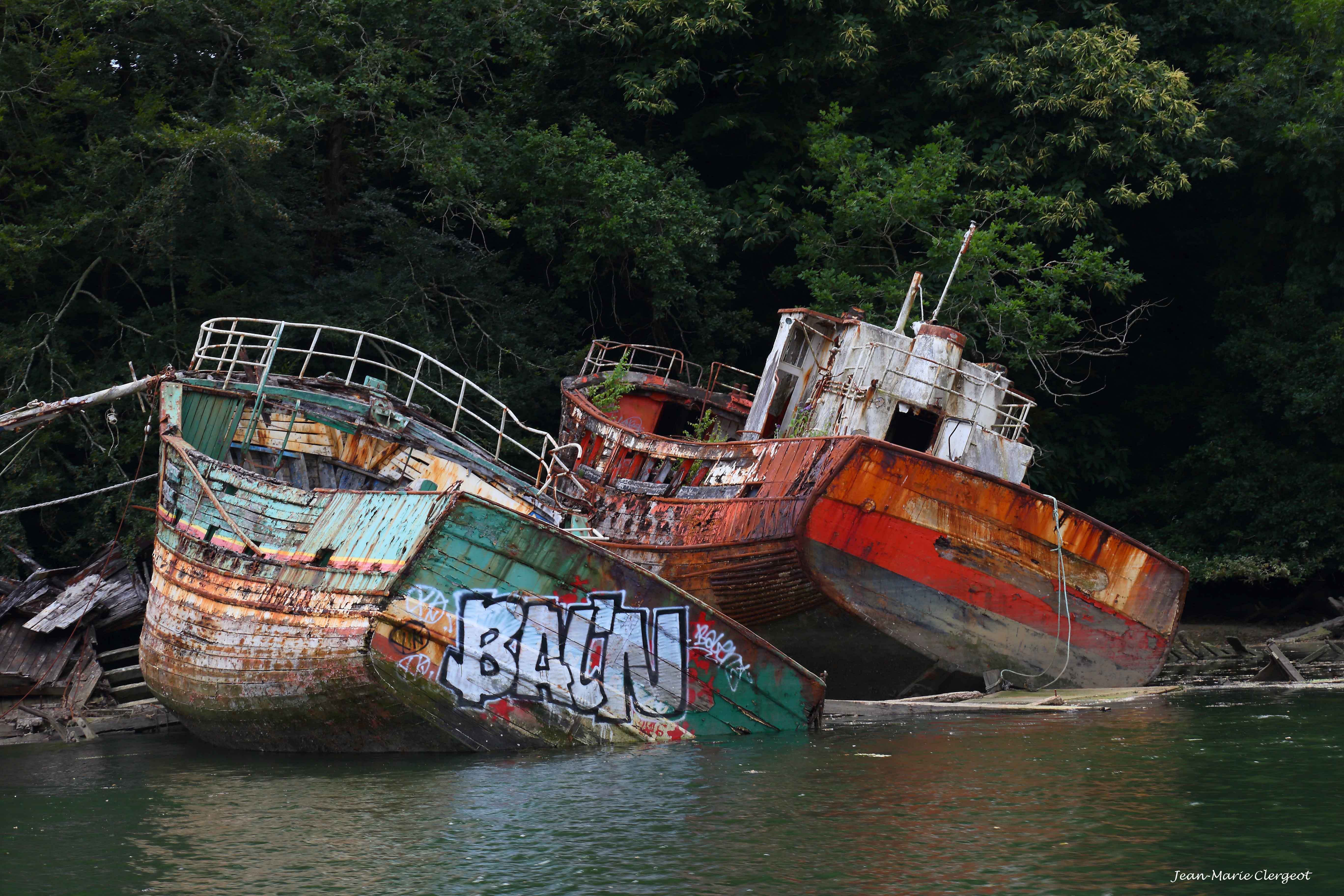 2016 0892 - (Douarnenez) Epaves de bateaux dans le vieux port