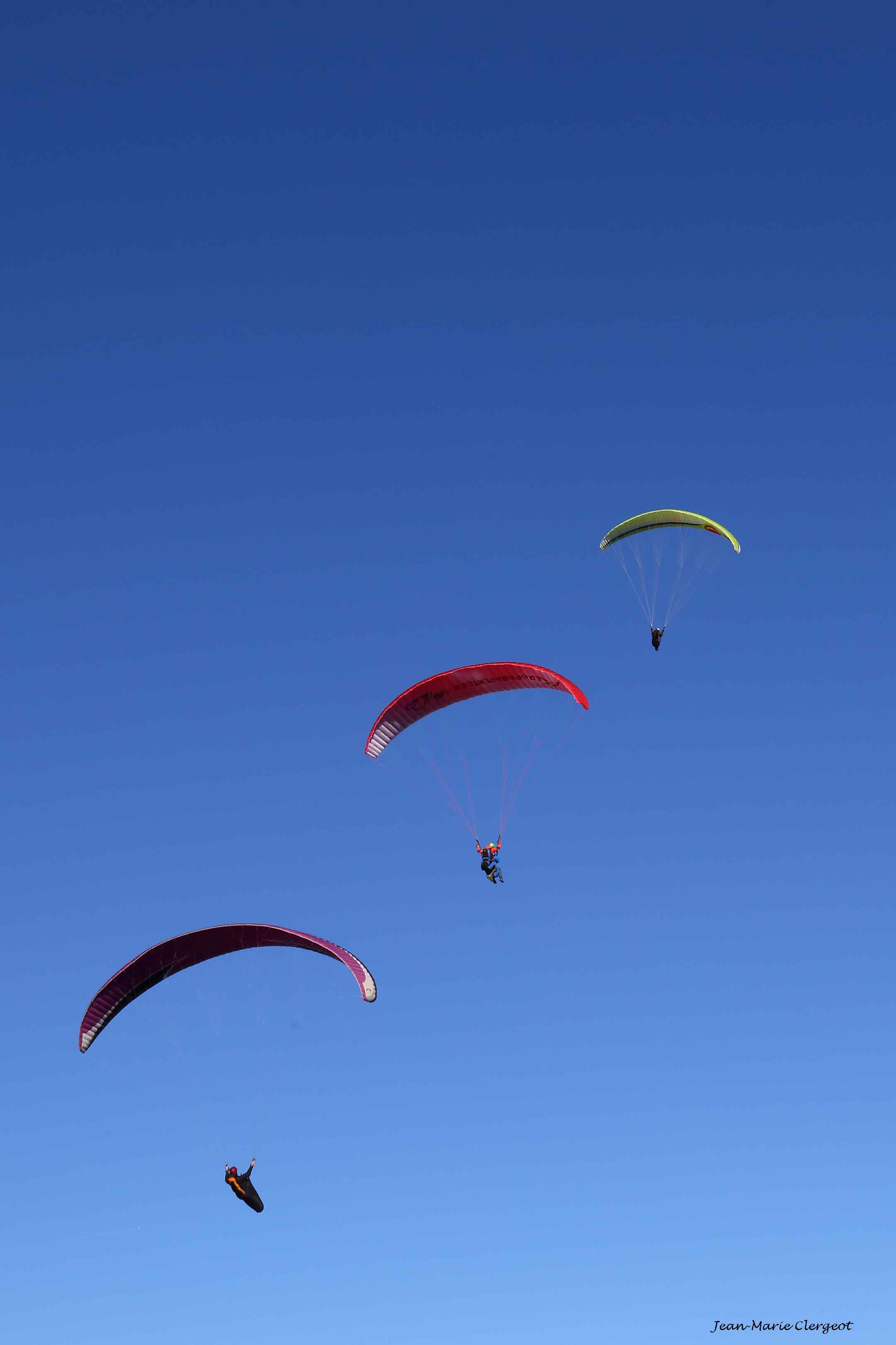 2016 1731 - (Clermont-Ferrand) Le Puy de Dôme - Trio de parapentes