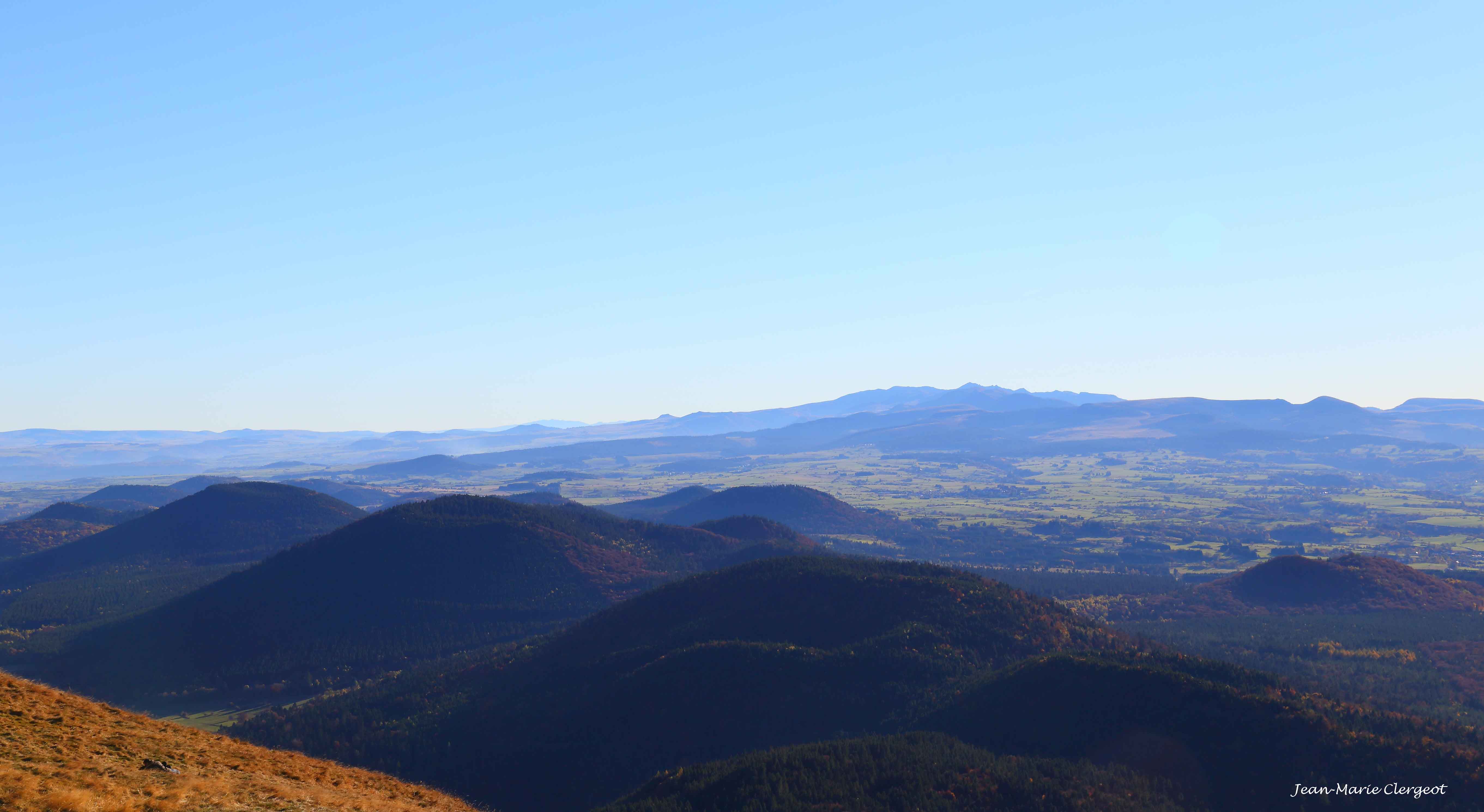 2016 1742 - (Clermont-Ferrand) Depuis le Puy de Dôme : Puy des Graumanaux, de Montchier, de Beaune, Pelat, de Mercoeur...