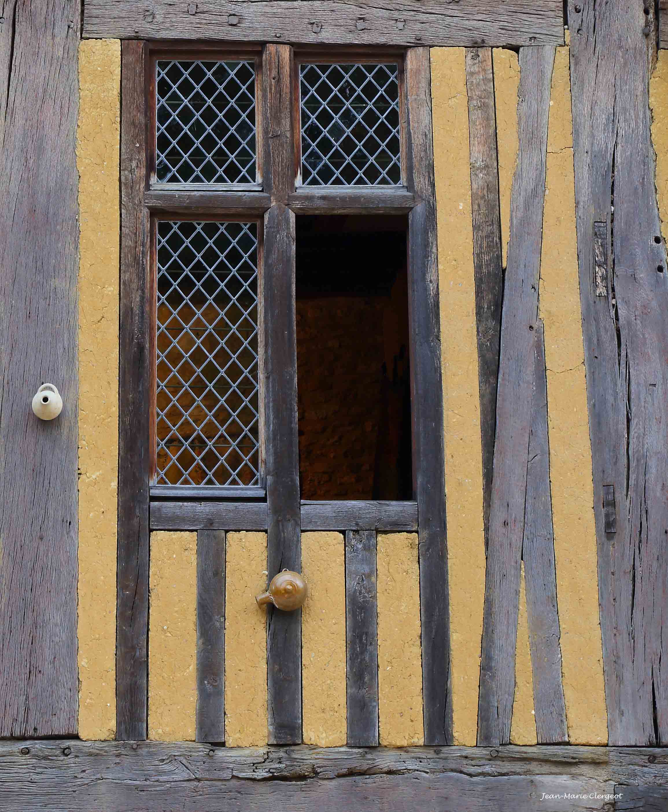 2017 0979 - (Crèvecoeur-en-Auge) Fenêtre aux poteries