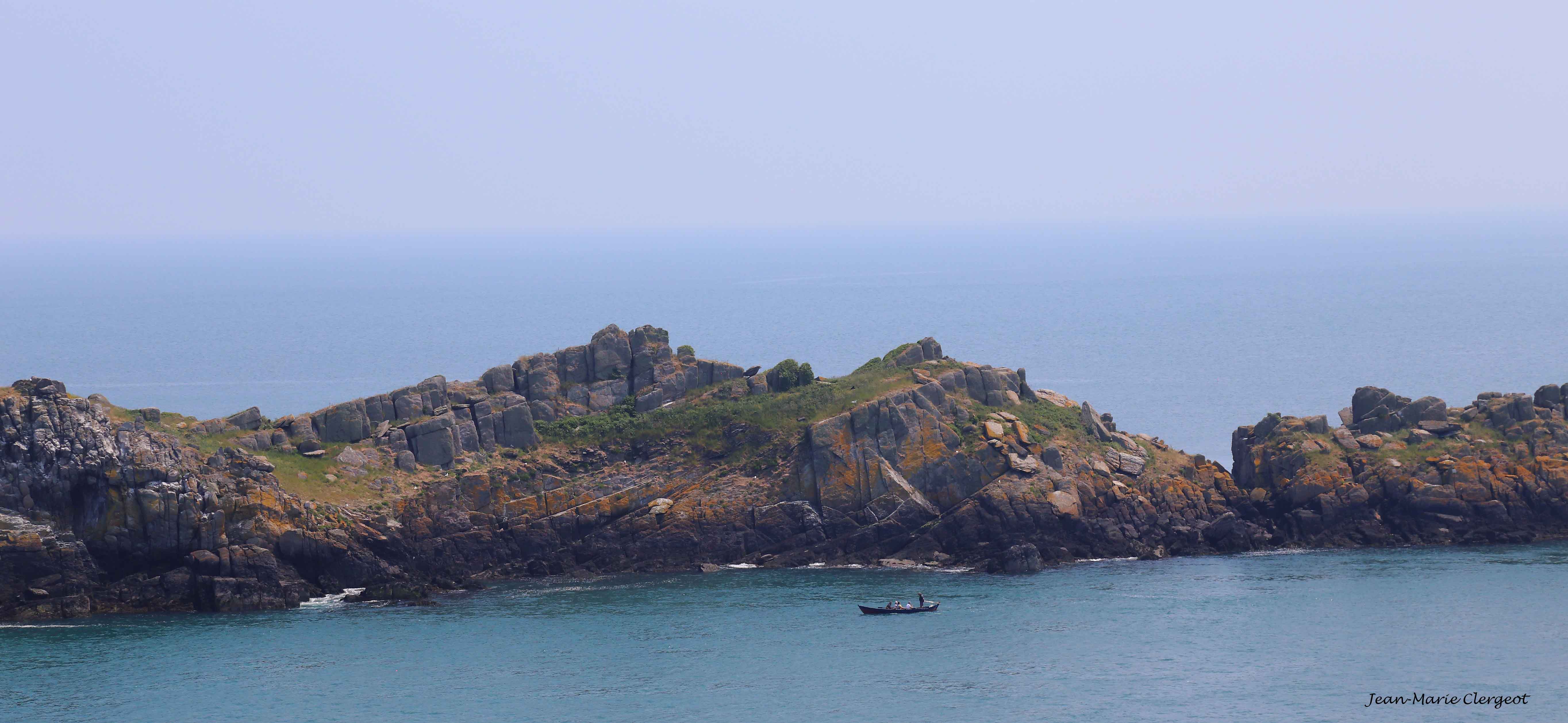 2018 0322 - (Cancale) La pointe du Grouin - Ilôt rocheux et barque