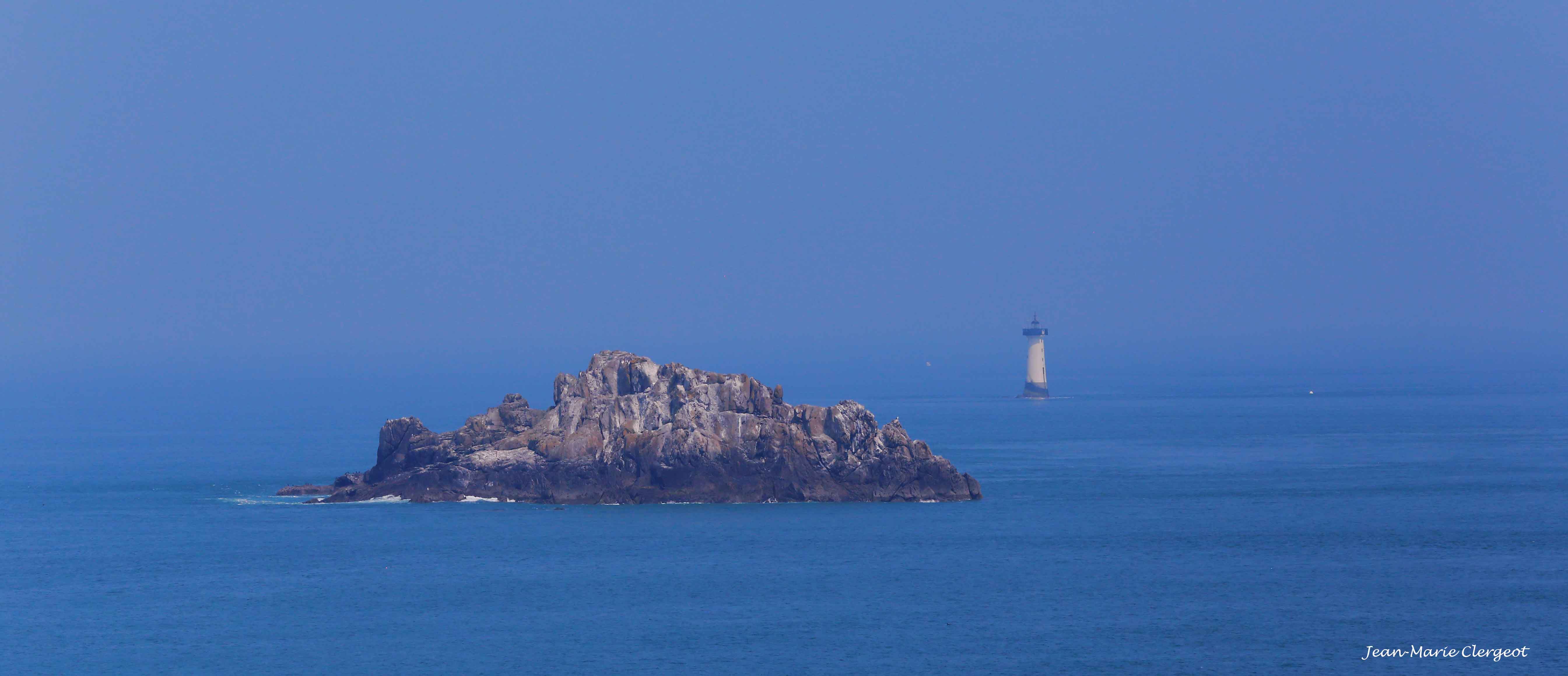 2018 0327 - (Cancale) Pointe du Grouin - Ilot et le phare du Herpin au large de la pointe