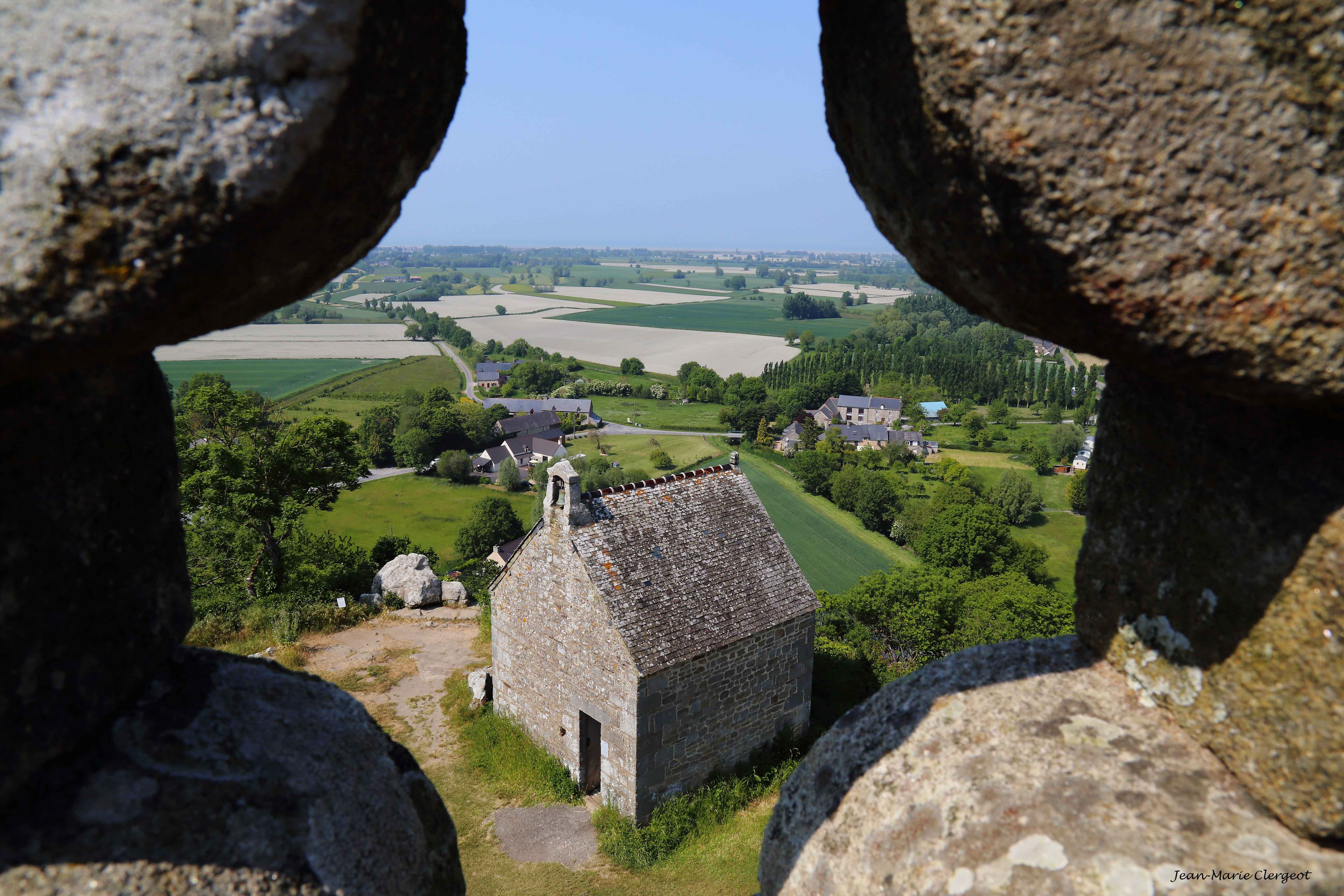 2018 0339 - (Mont-Dol) Chapelle Saint-Michel depuis la tour de la statue