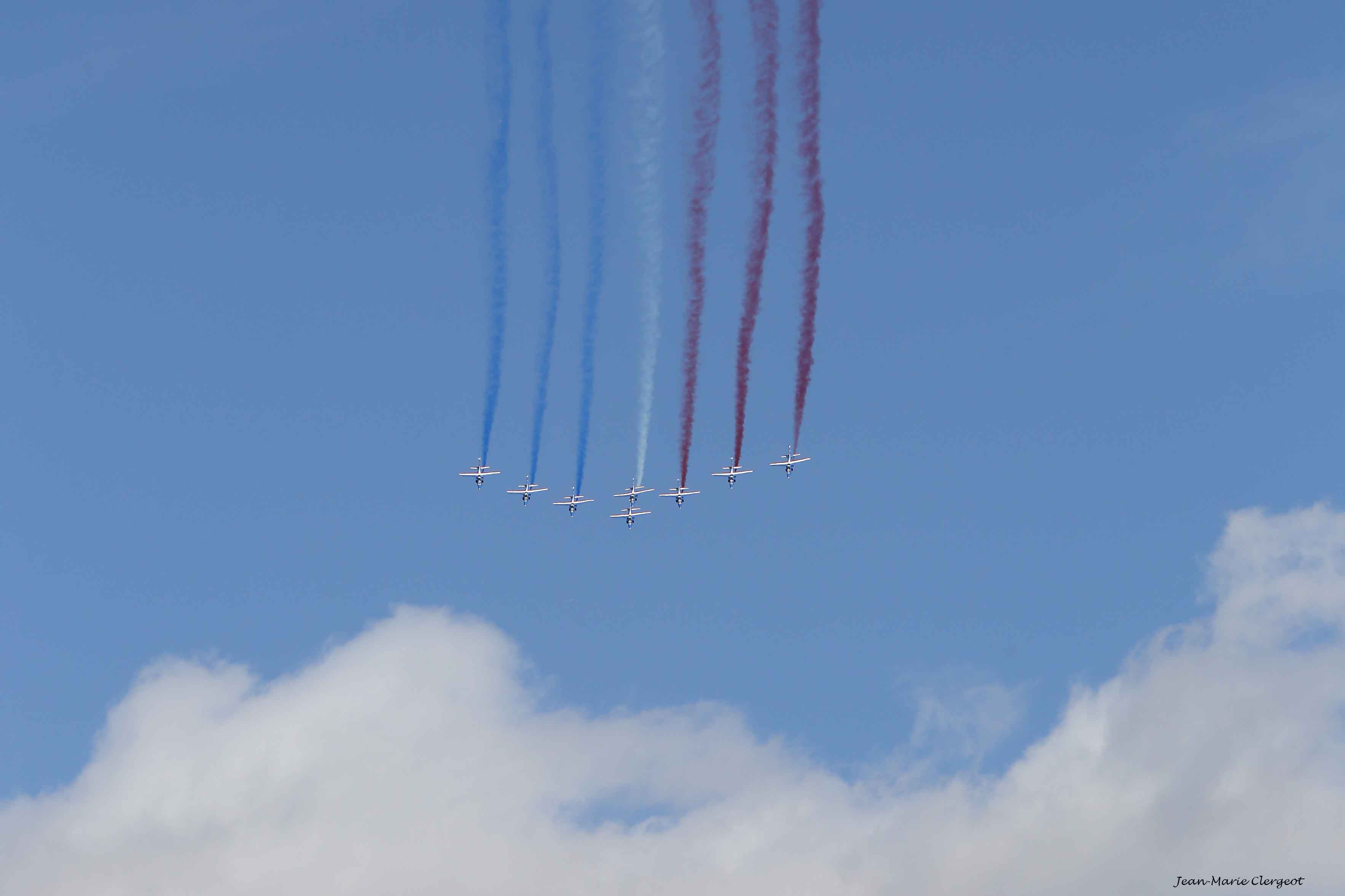 2018 0953rec - (Les Mureaux) Fête de l'Air - La Patrouile de France - Piqué en formation