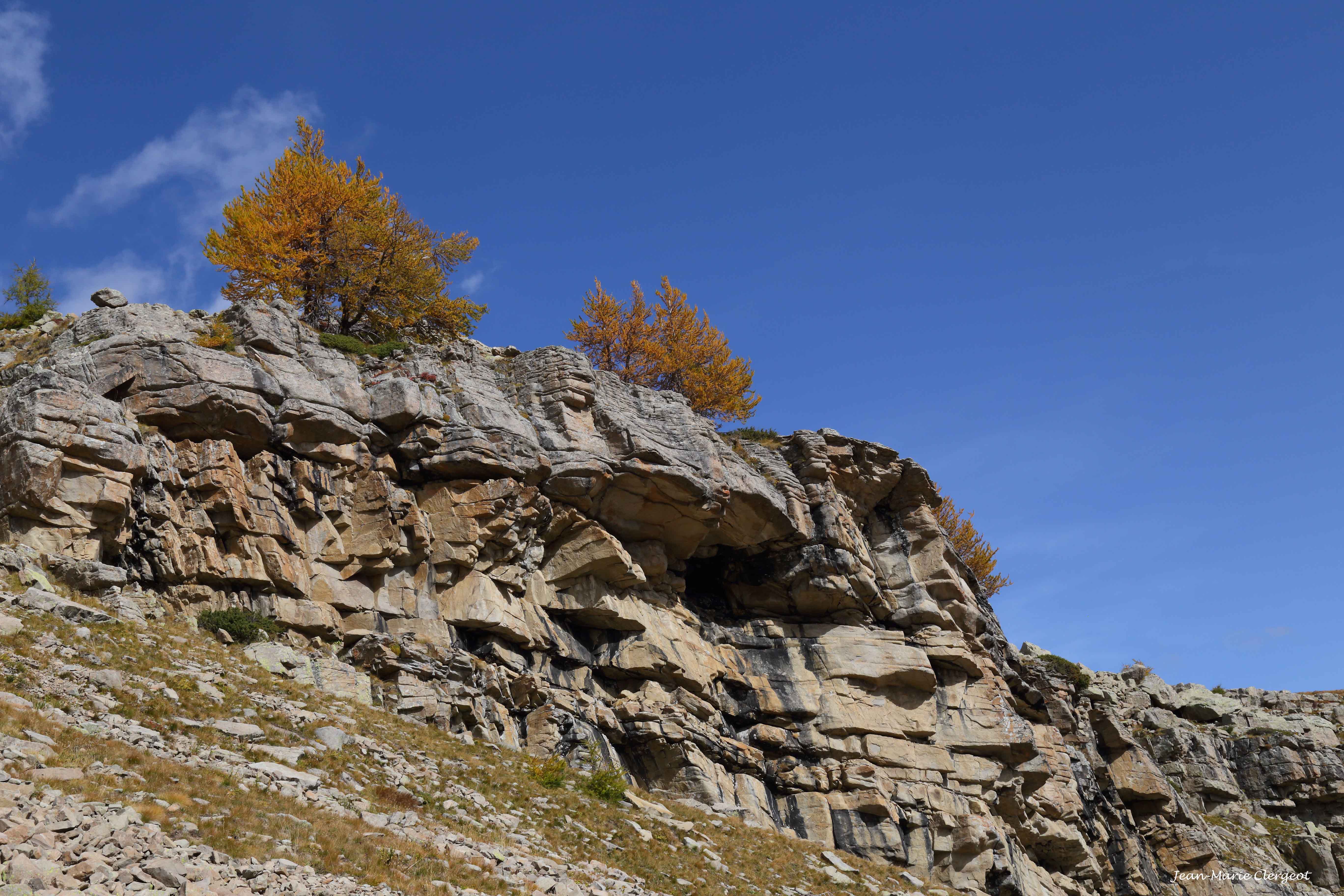 2018 1314 - (Col de la Cayolle) Surplomb dans le versant sud-est du Sommet des Garrets