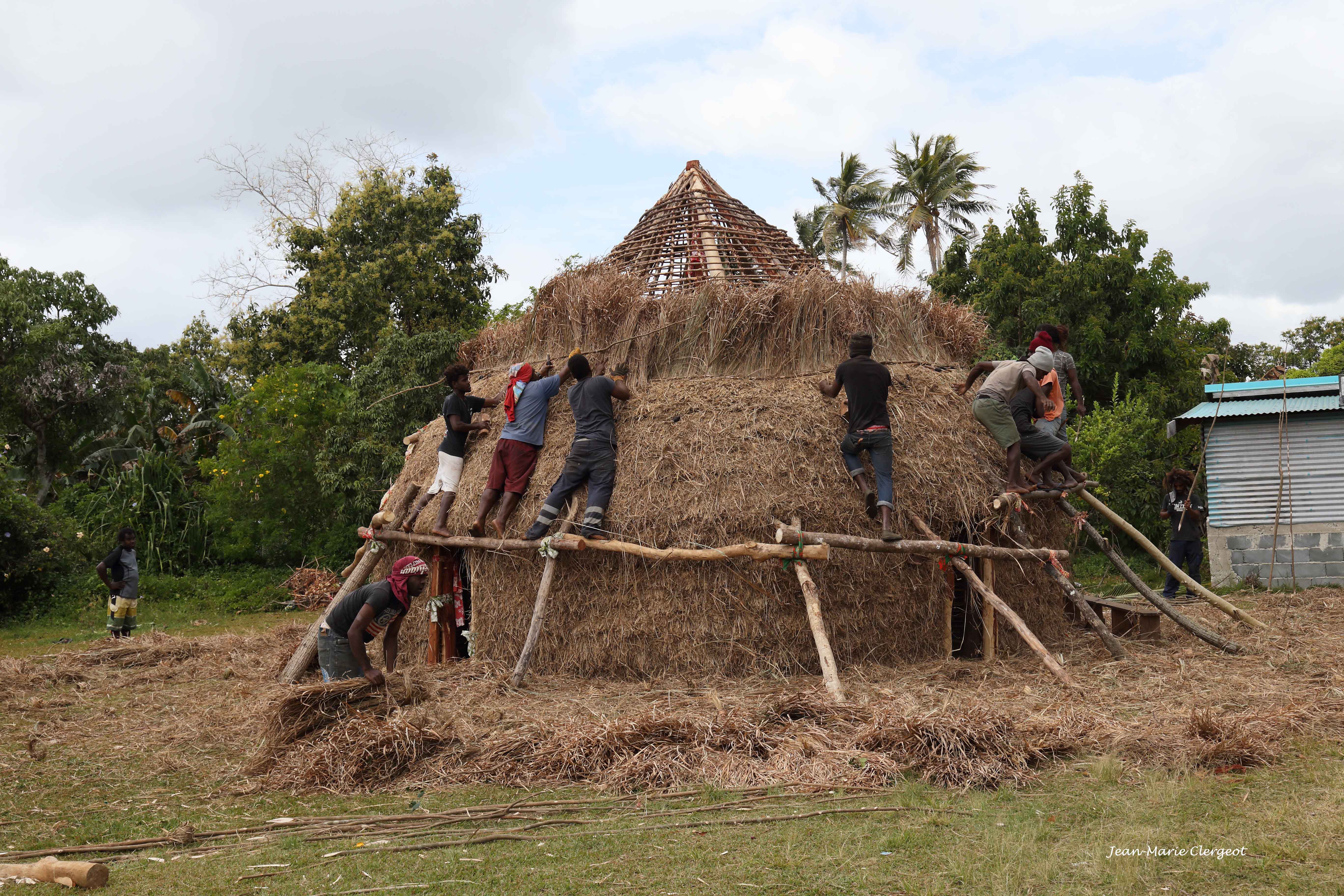 2019 1089 - (Lifou) Hnatalo - Construction d'une case traditionnelle