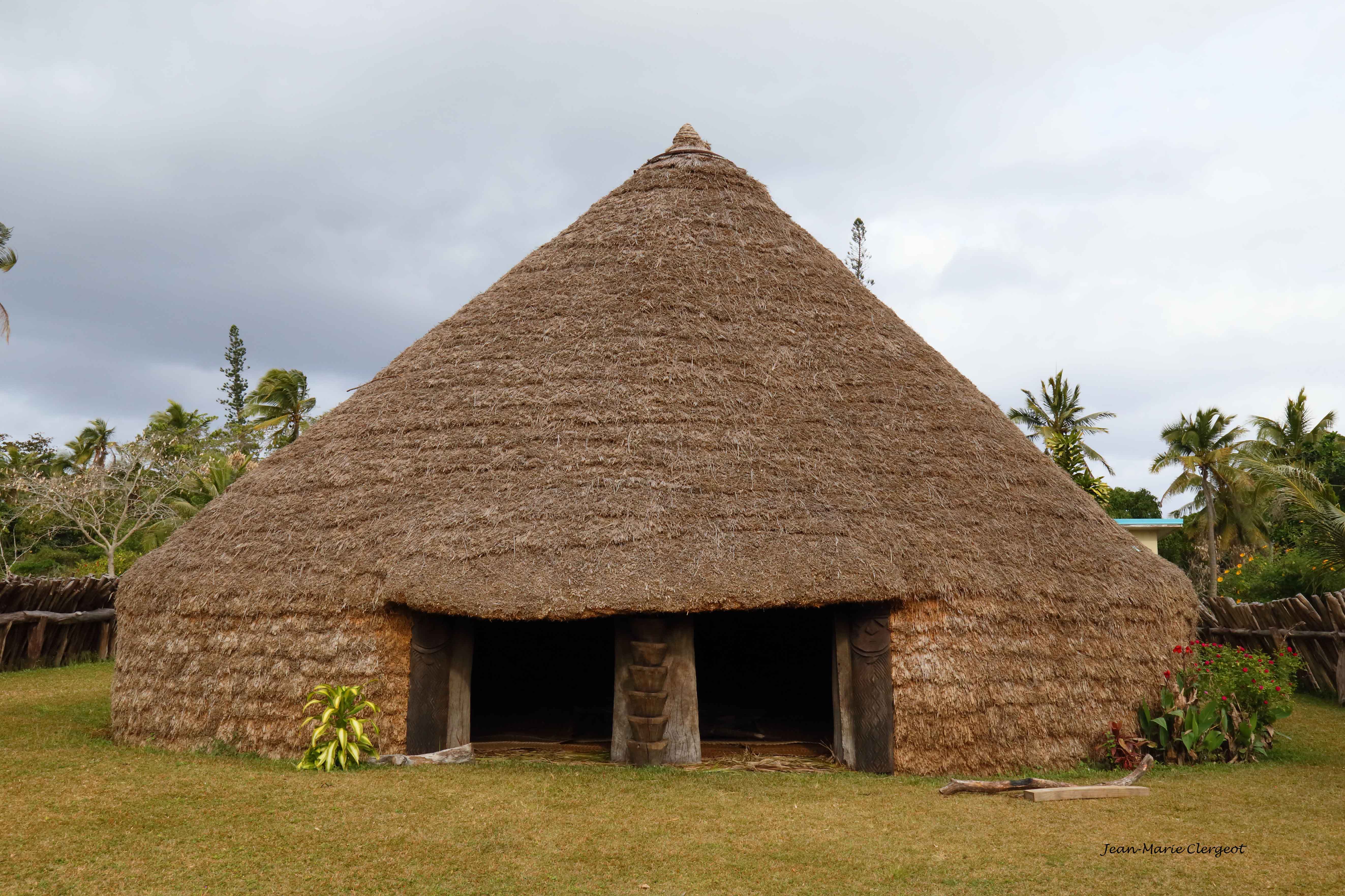 2019 1114 - (Lifou) Hnatalo - La case de la Grande Chefferie de Wetr (district du nord)