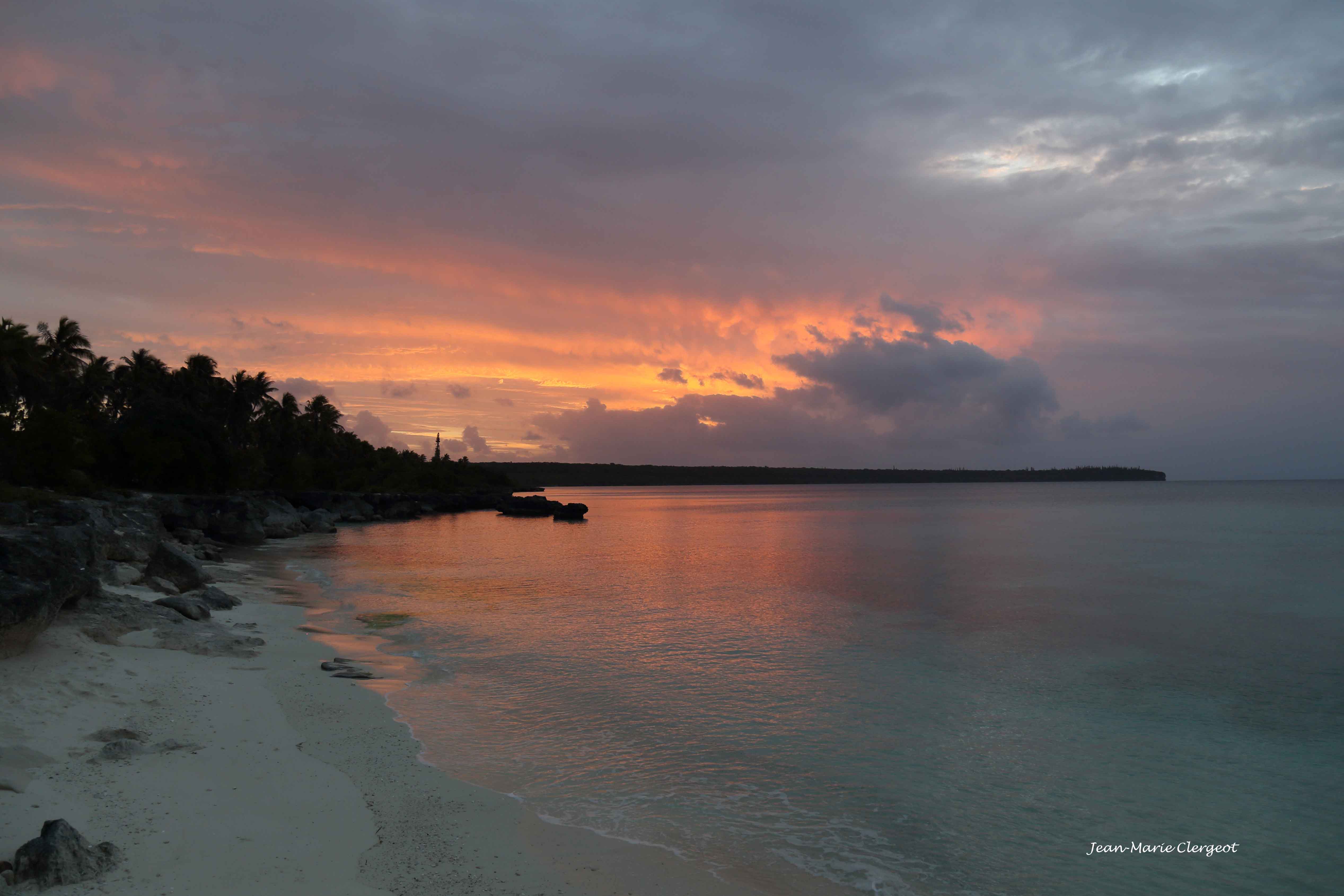 2019 1145 - (Lifou) Coucher de soleil sur le port de Drueulu