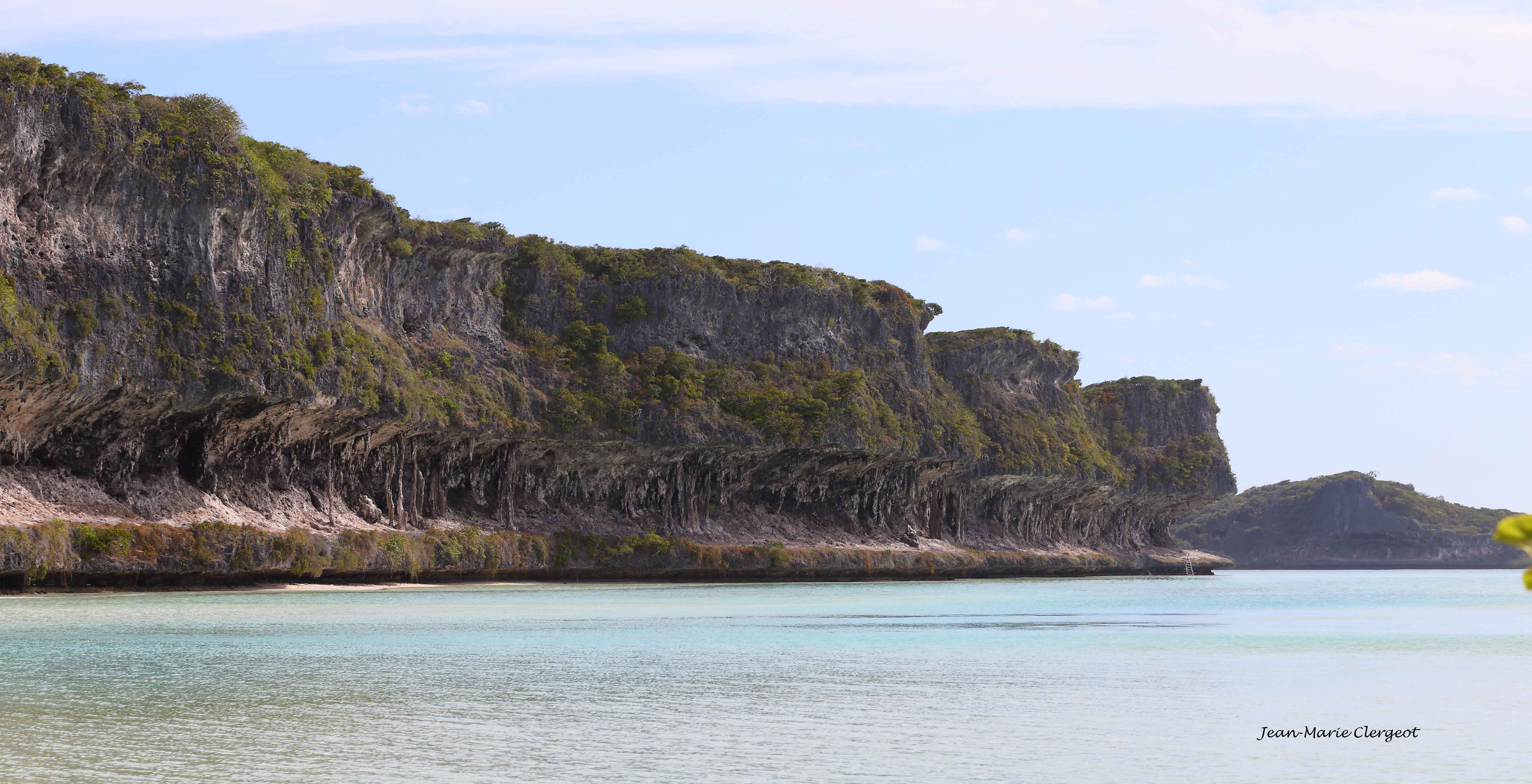 2019 1338 - (Ouvéa) Les falaises de Lekiny