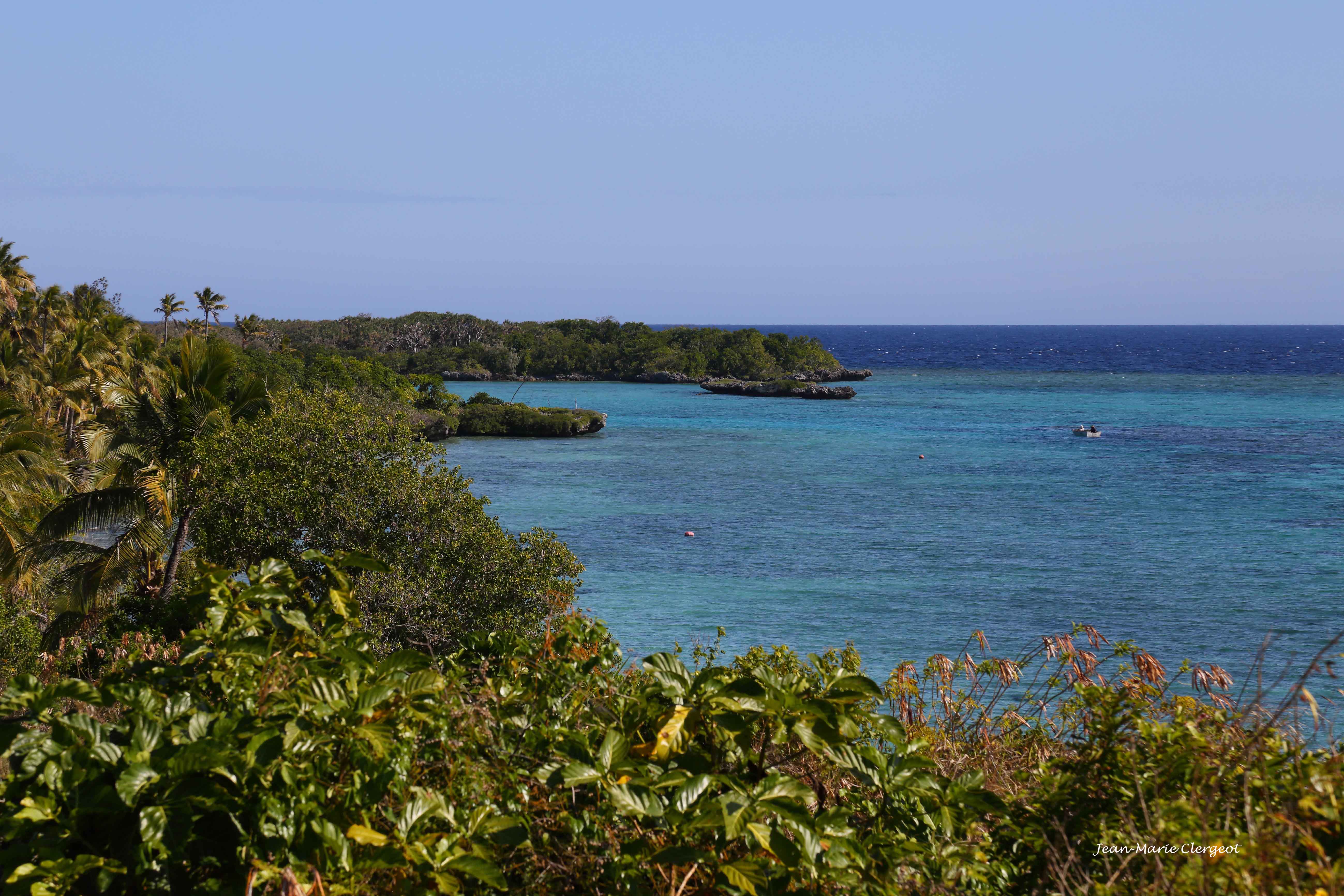 2019 1429 - (Ouvéa) Ohnyât / St Thomas - La côte en face de l'île Hmor Watr