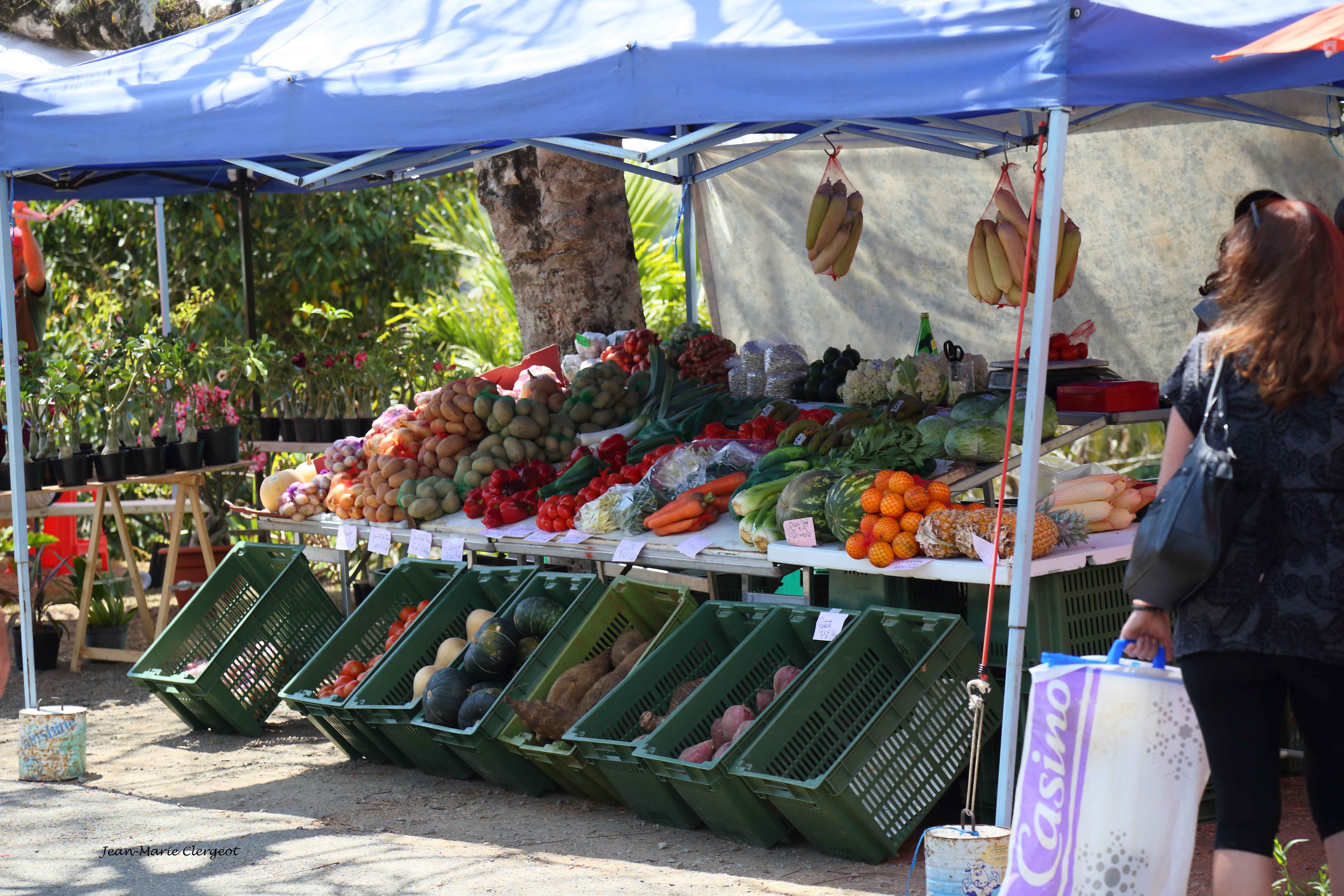 2019 1523 - (Farino) Etal du marché très réputé