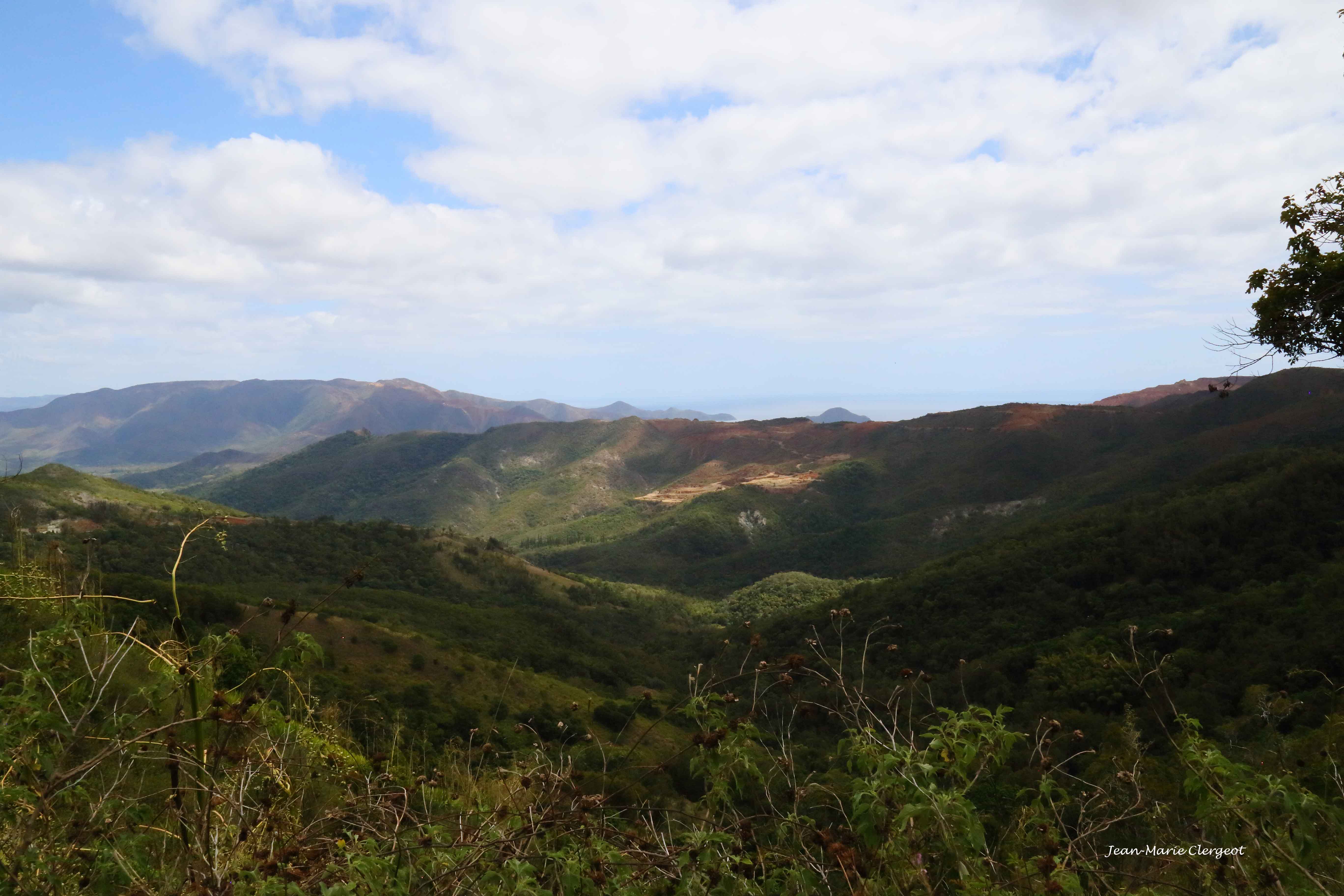 2019 1635 - (Canala) Vue depuis la route de Nakety au Col de Petchecara