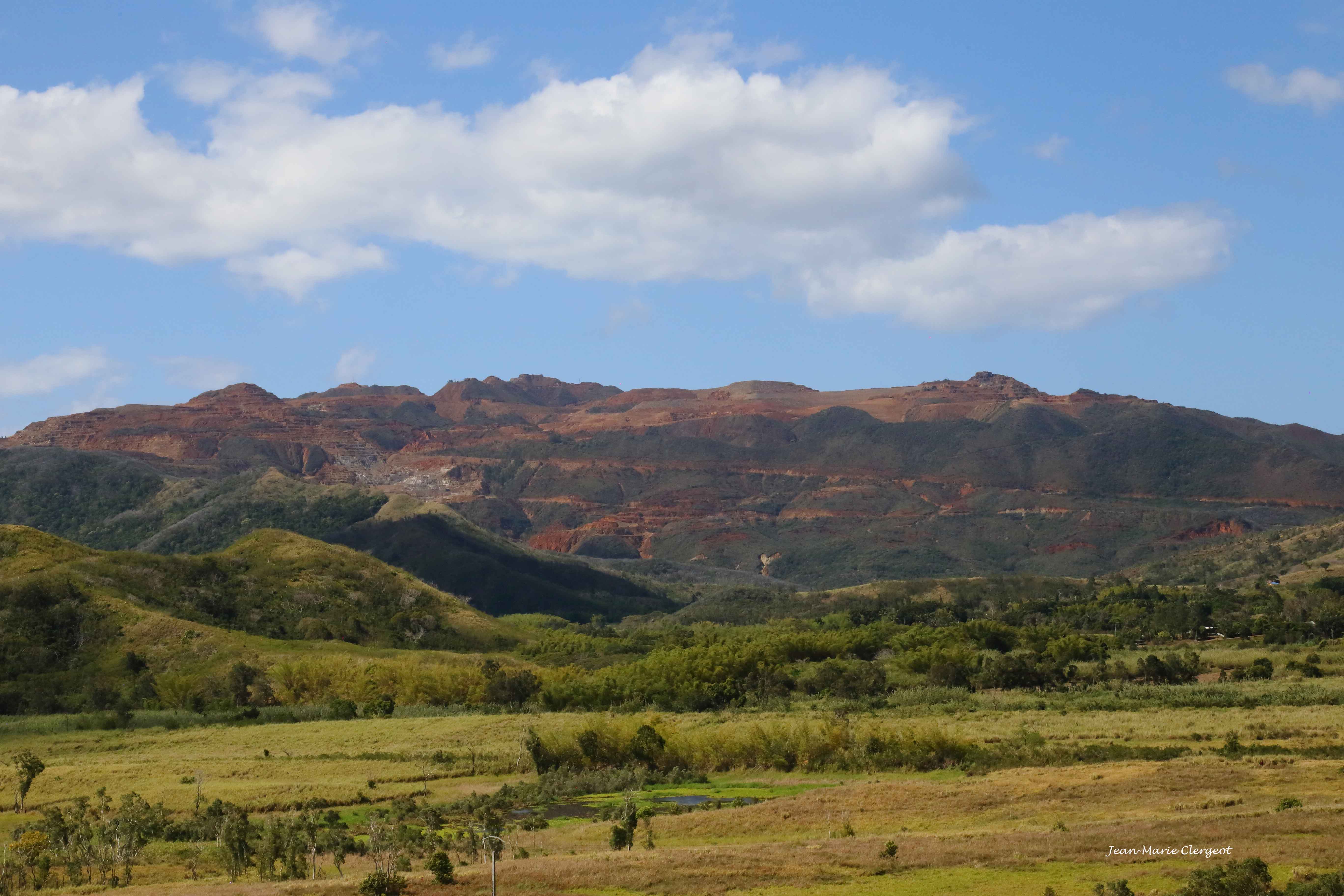 2019 1674 (Nakaré) La plaine et les mines de nickel