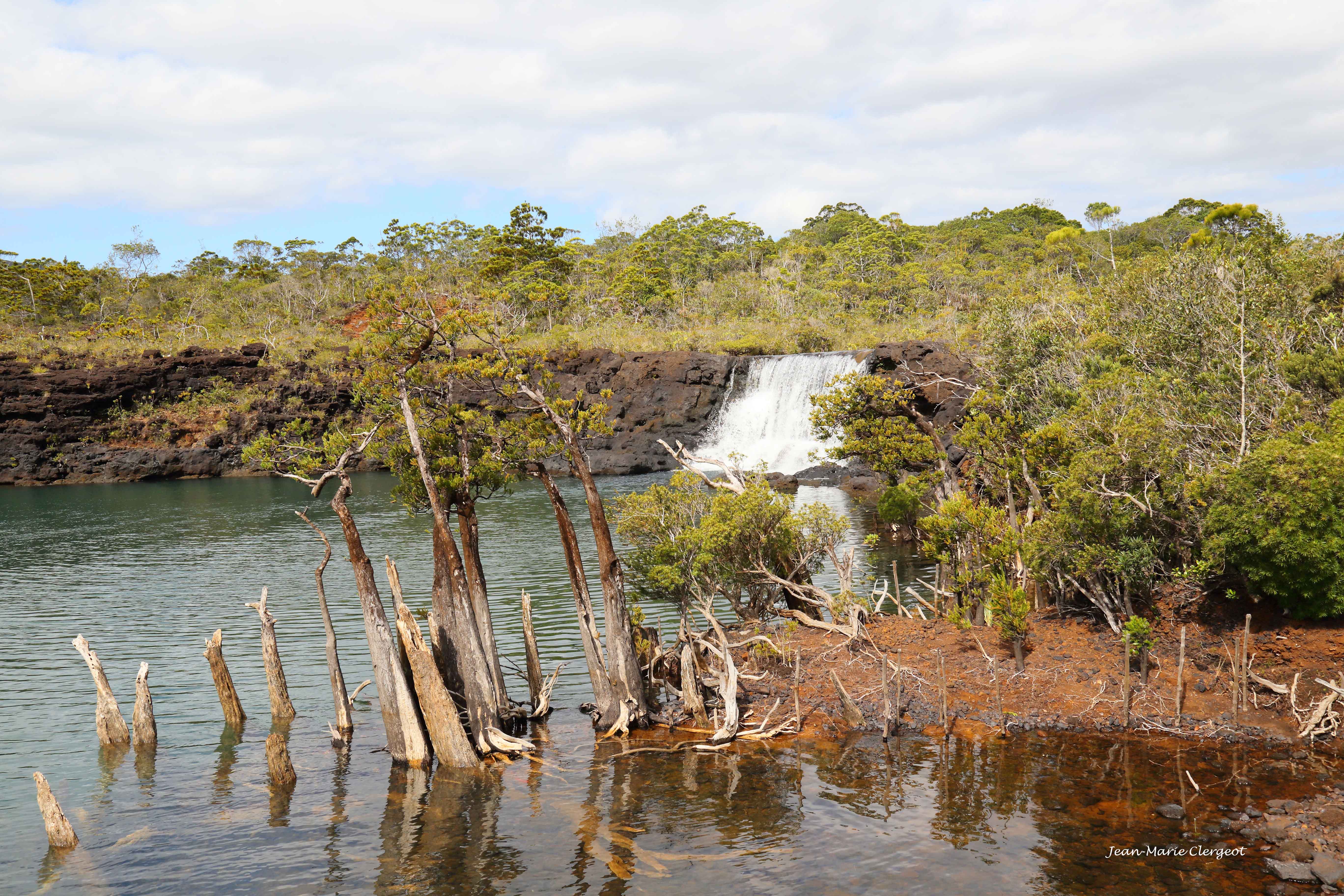 2019 1741 - (Pointe sud) Les chutes de la Madeleine et la Rivière des Lacs