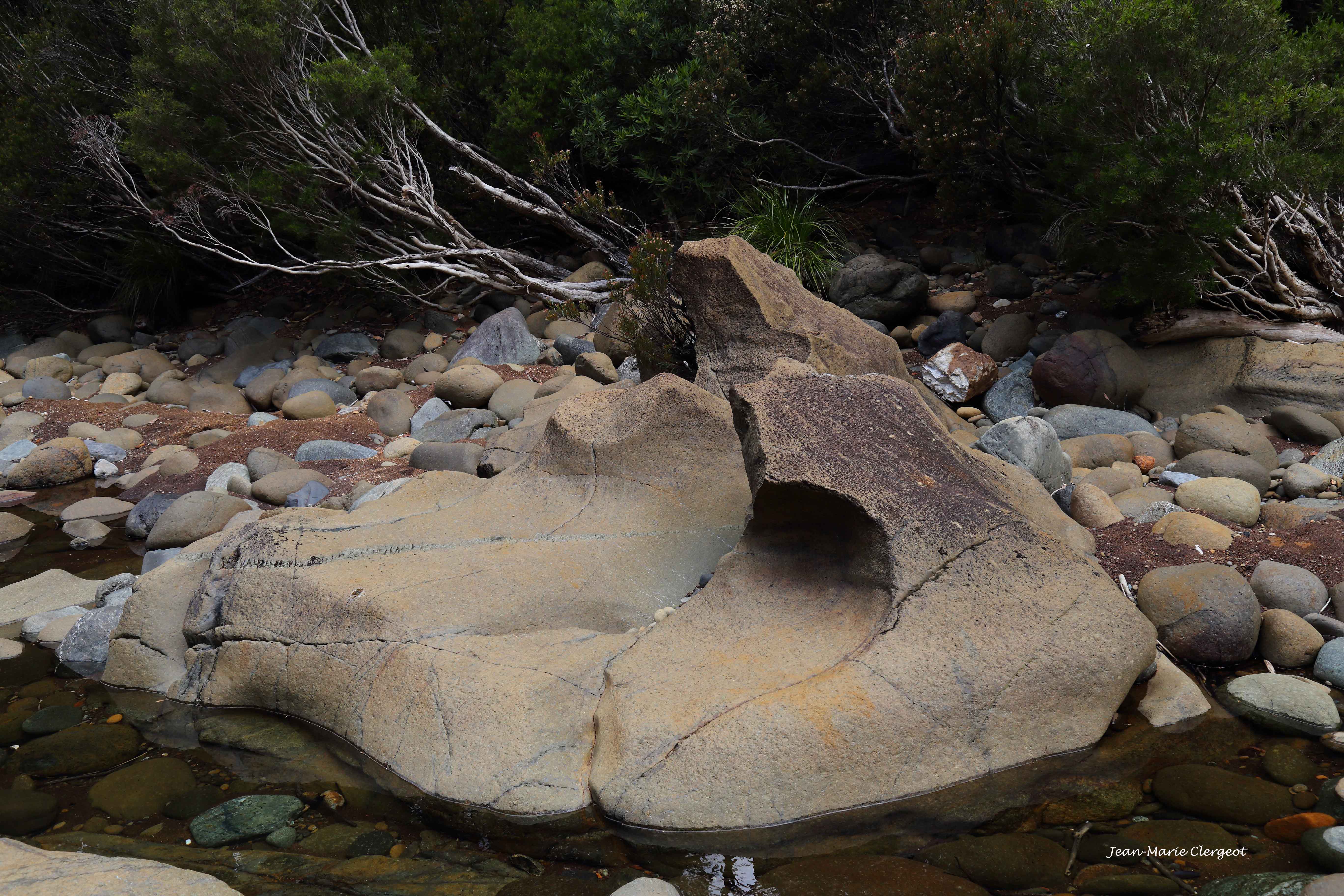 2019 1796 - (Pointe sud) Rocher façonné par l'eau