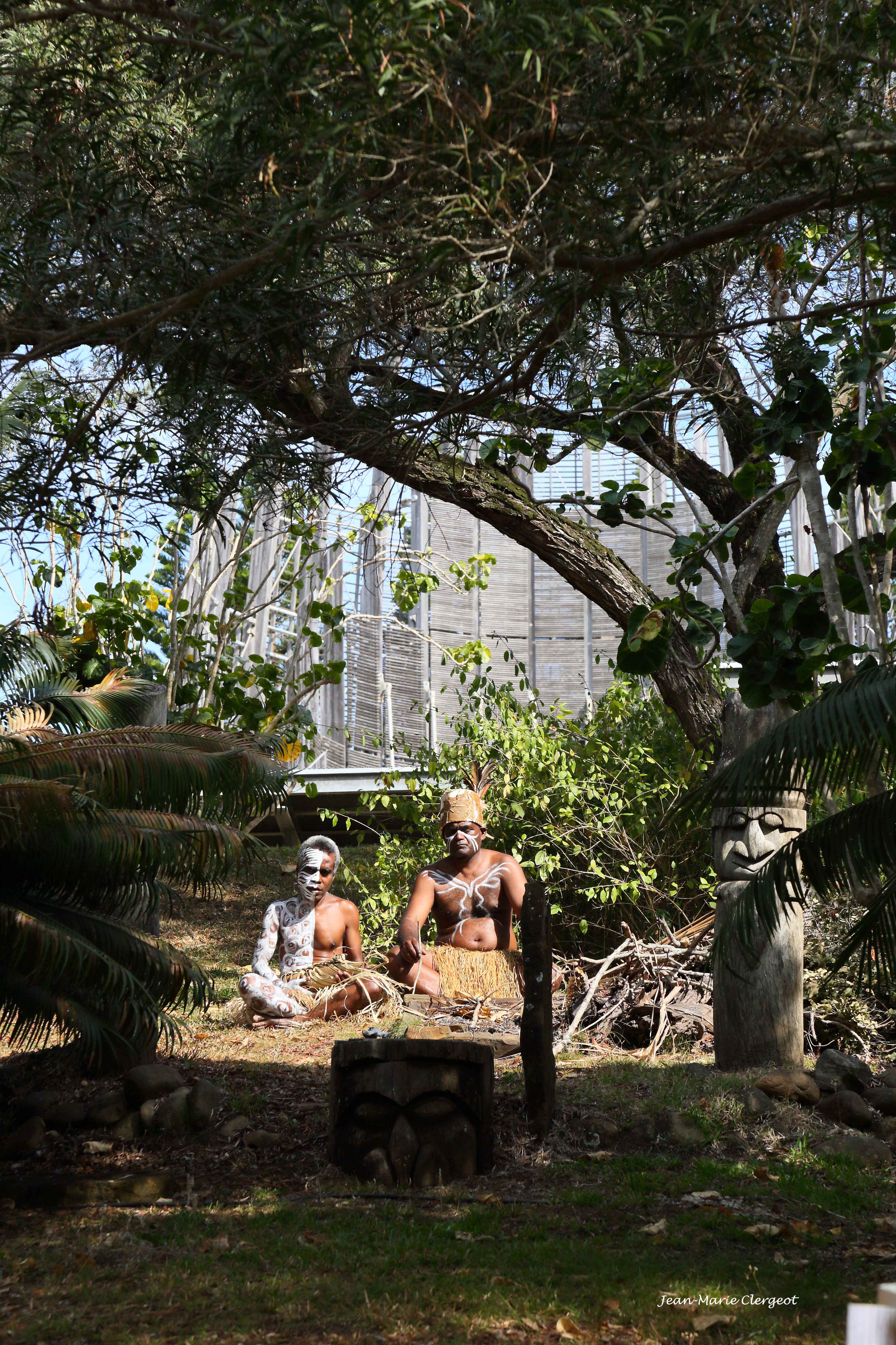 2019 1876 - (Nouméa) Le chemin kanak - La terre des ancêtres : les traditions