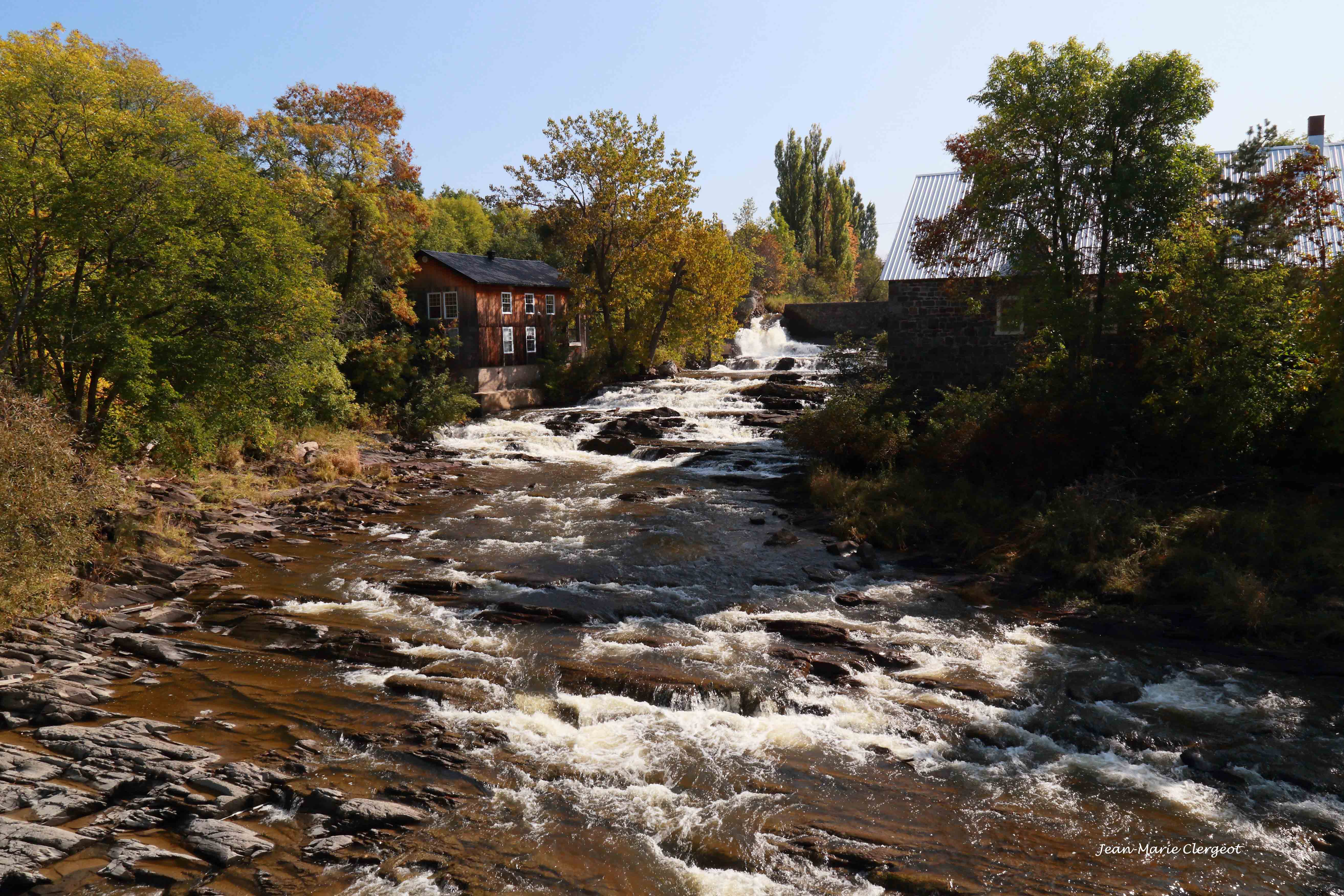 2023 0983 - (Trois-Saumons) La rivière et son moulin