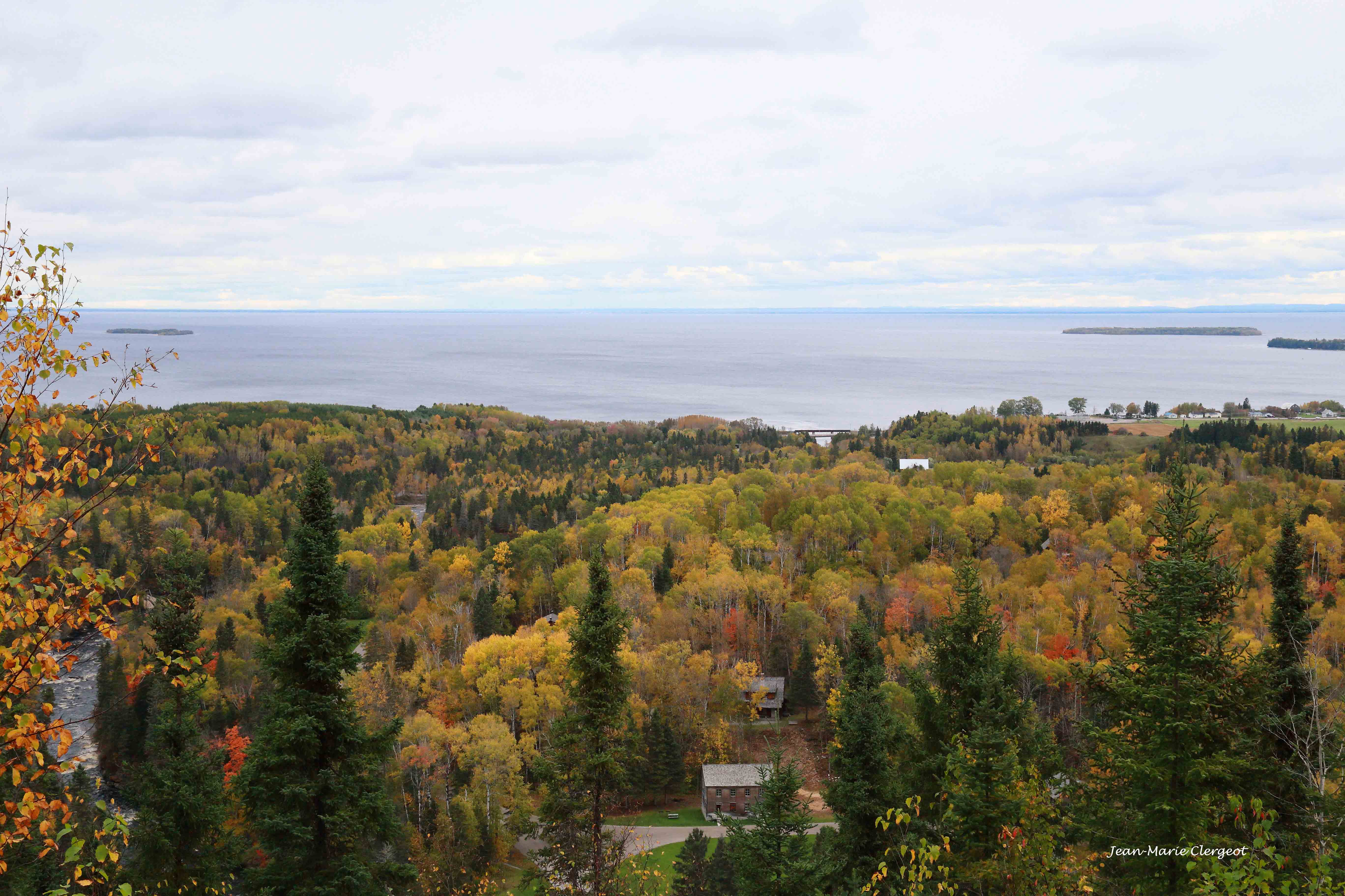 2023 1349 - (Val Jalbert) Le village et le lac Saint-Jean