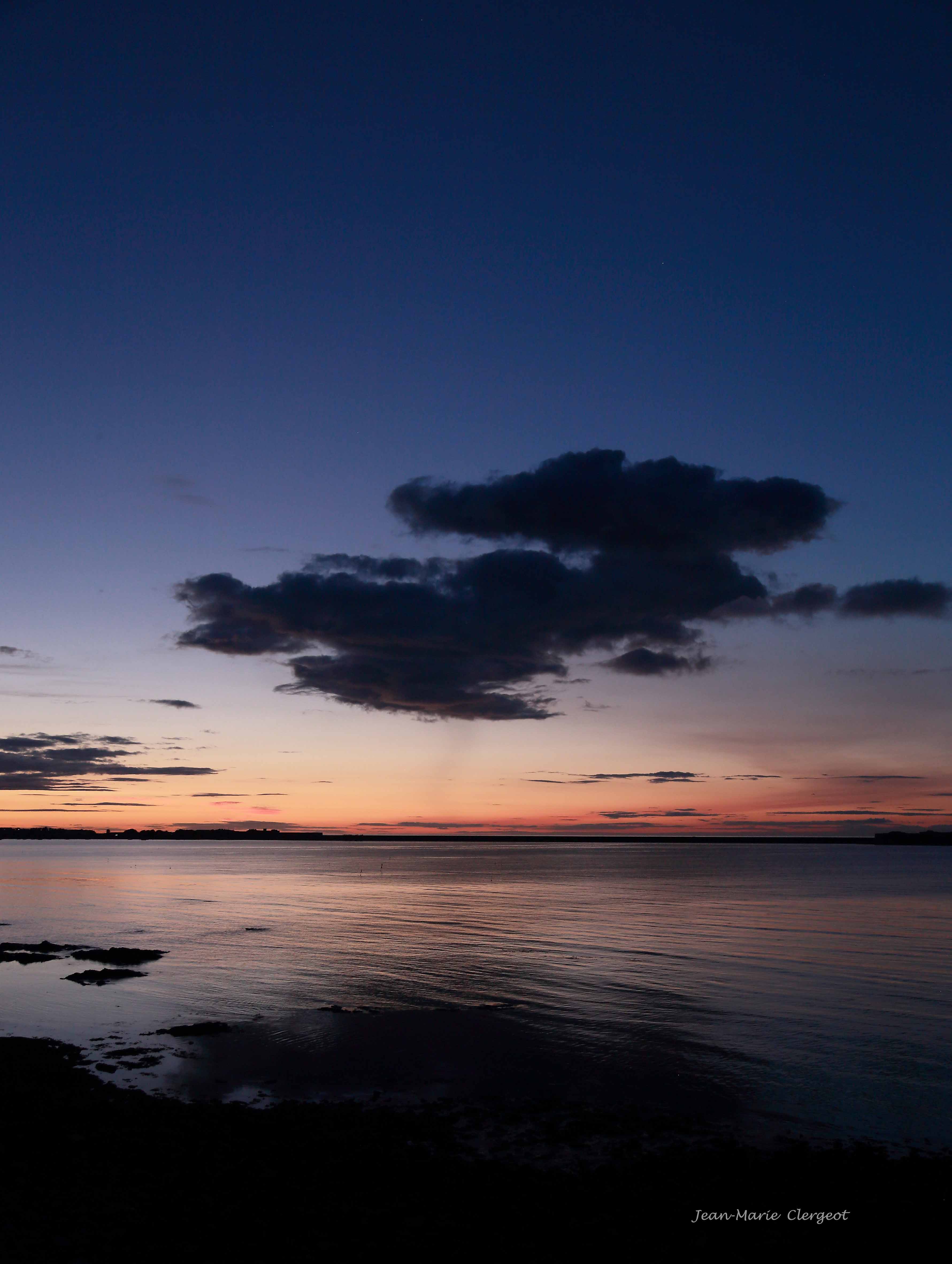 2024 0519 - (Equeurdreville-Hainneville) Nuage de précipitation sur la baie de Ste-Anne