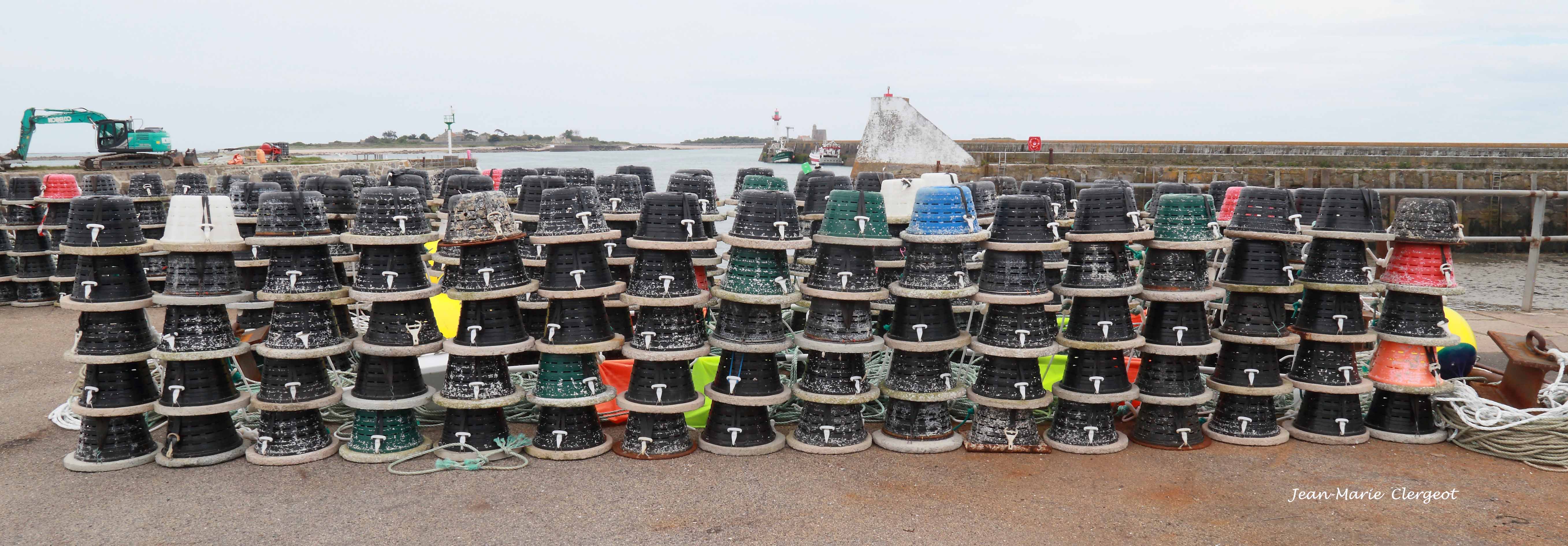 2024 0569 - (St-Vaast-la-Hougue) Alignements de casiers à crabes