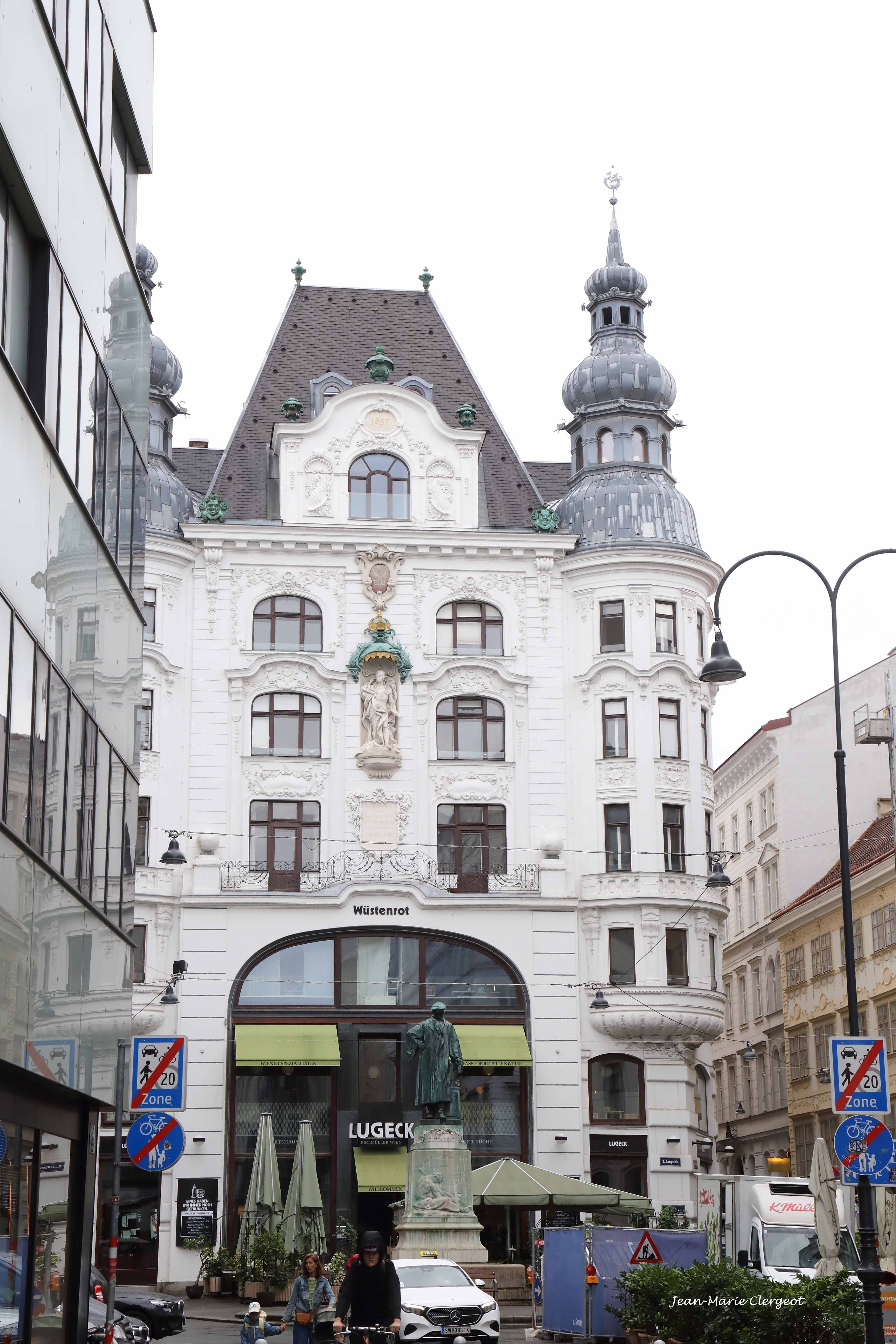 2025 0659 - (Vienne, Autriche) Restaurant Lugeck et la statue de Gutenberg