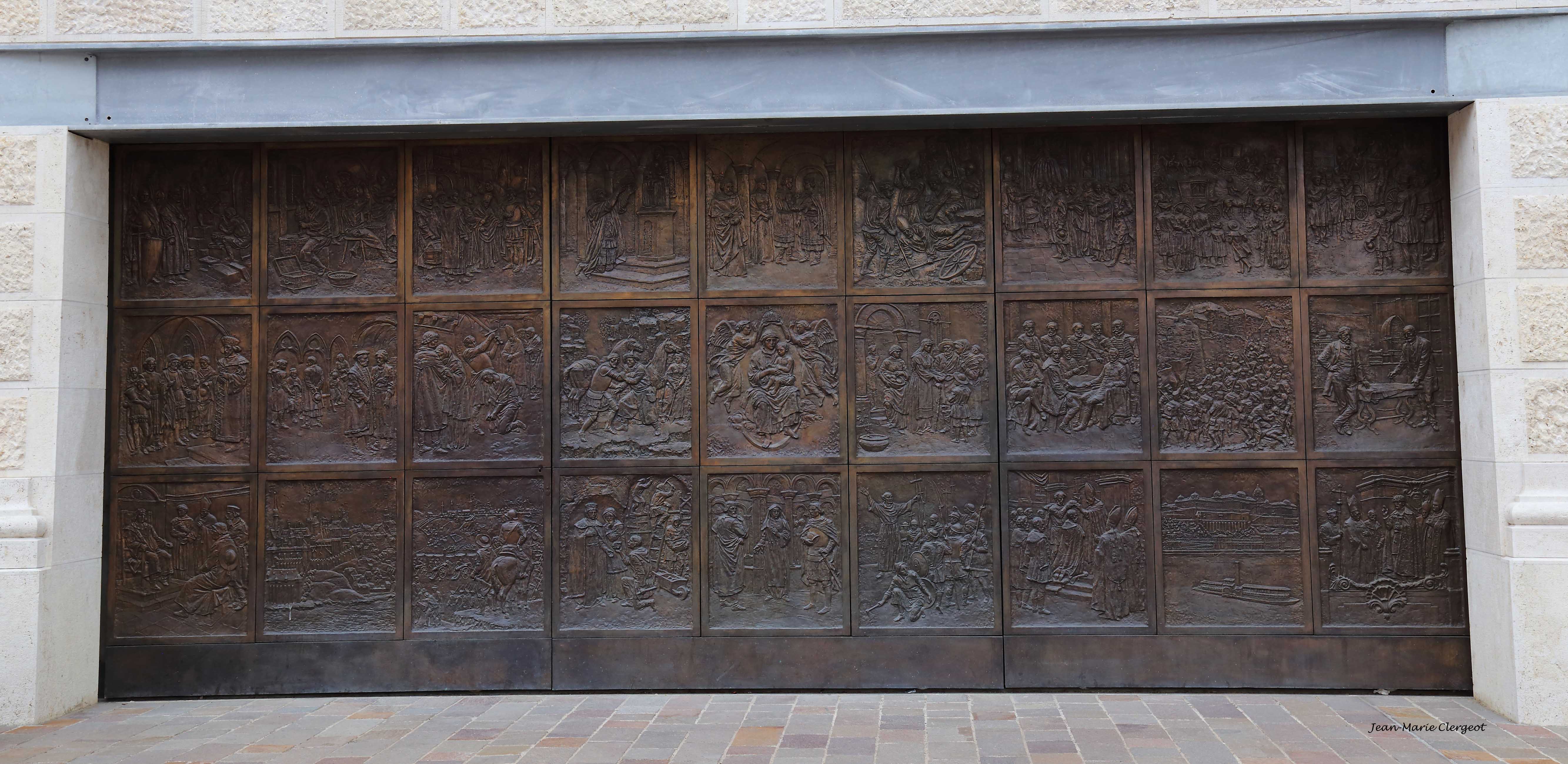 2025 0782 - (Budapest, Hongrie) Porte sculptée du Palais de Budava