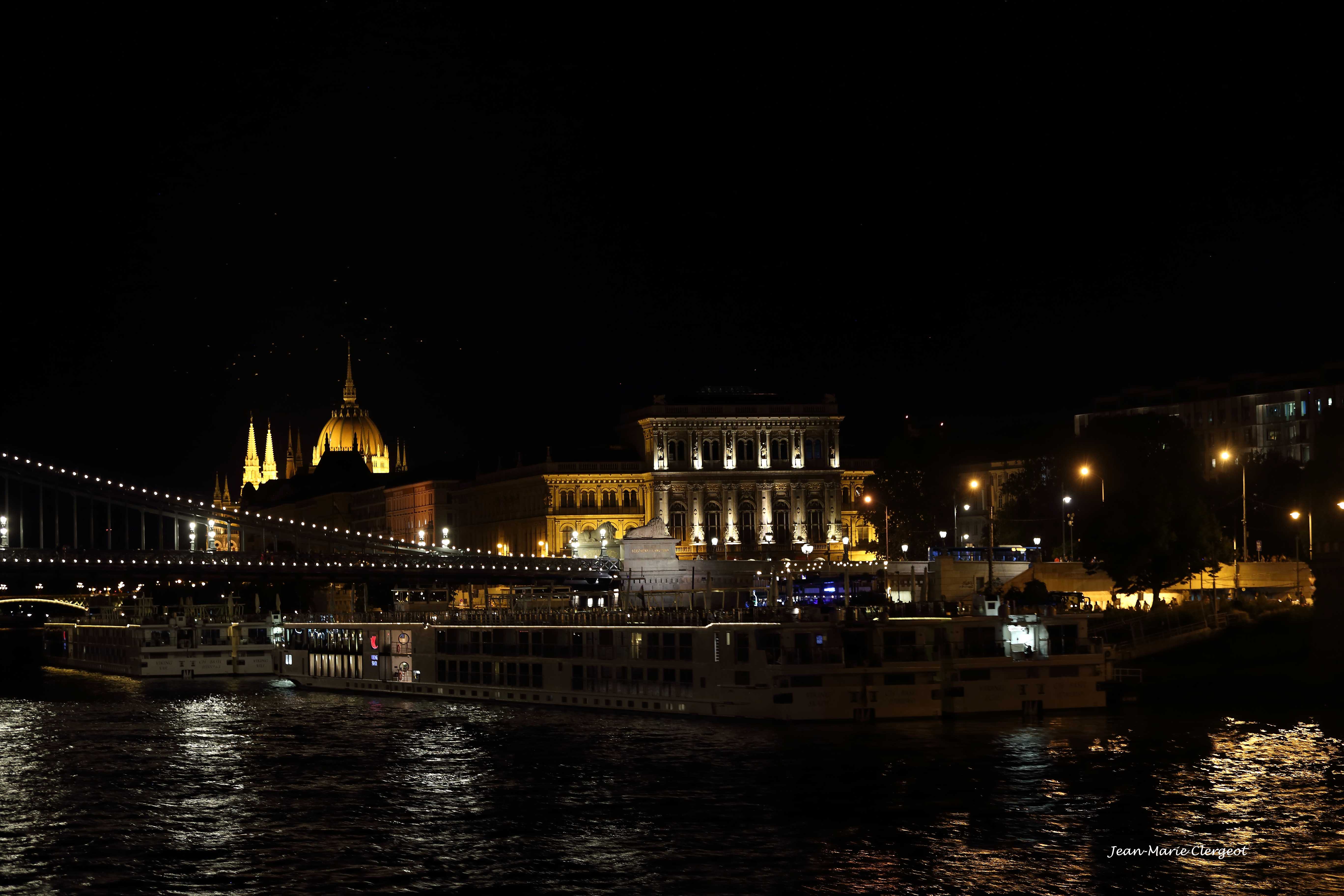 2025 0888 - (Budapest, Hongrie) Le Pont des Chaînes, l'Acadélie des sciences et le Parlement