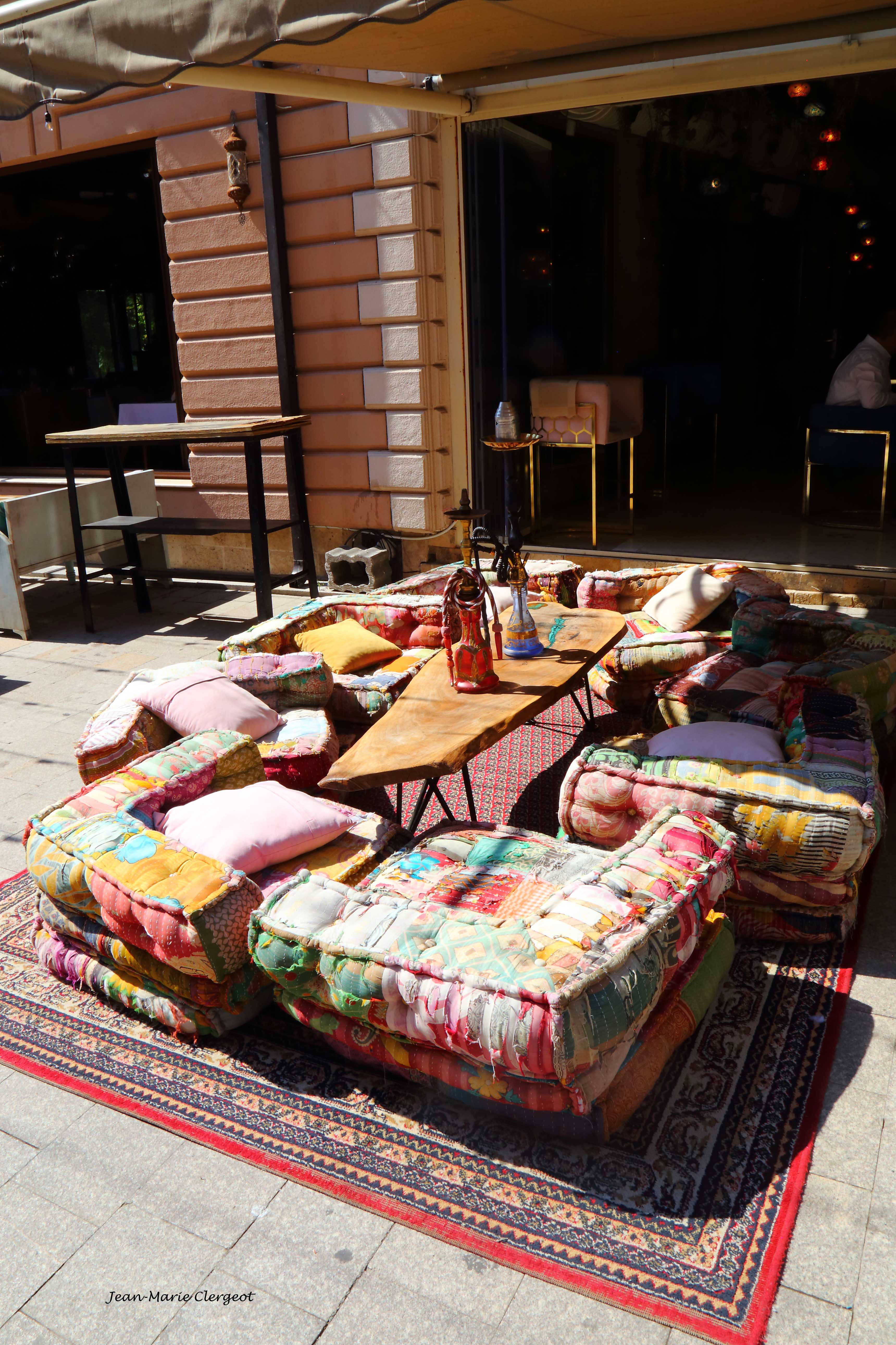 2025 1498 - (Constanta, Roumanie) Coussins et narguilés, une invitation à la détente ?